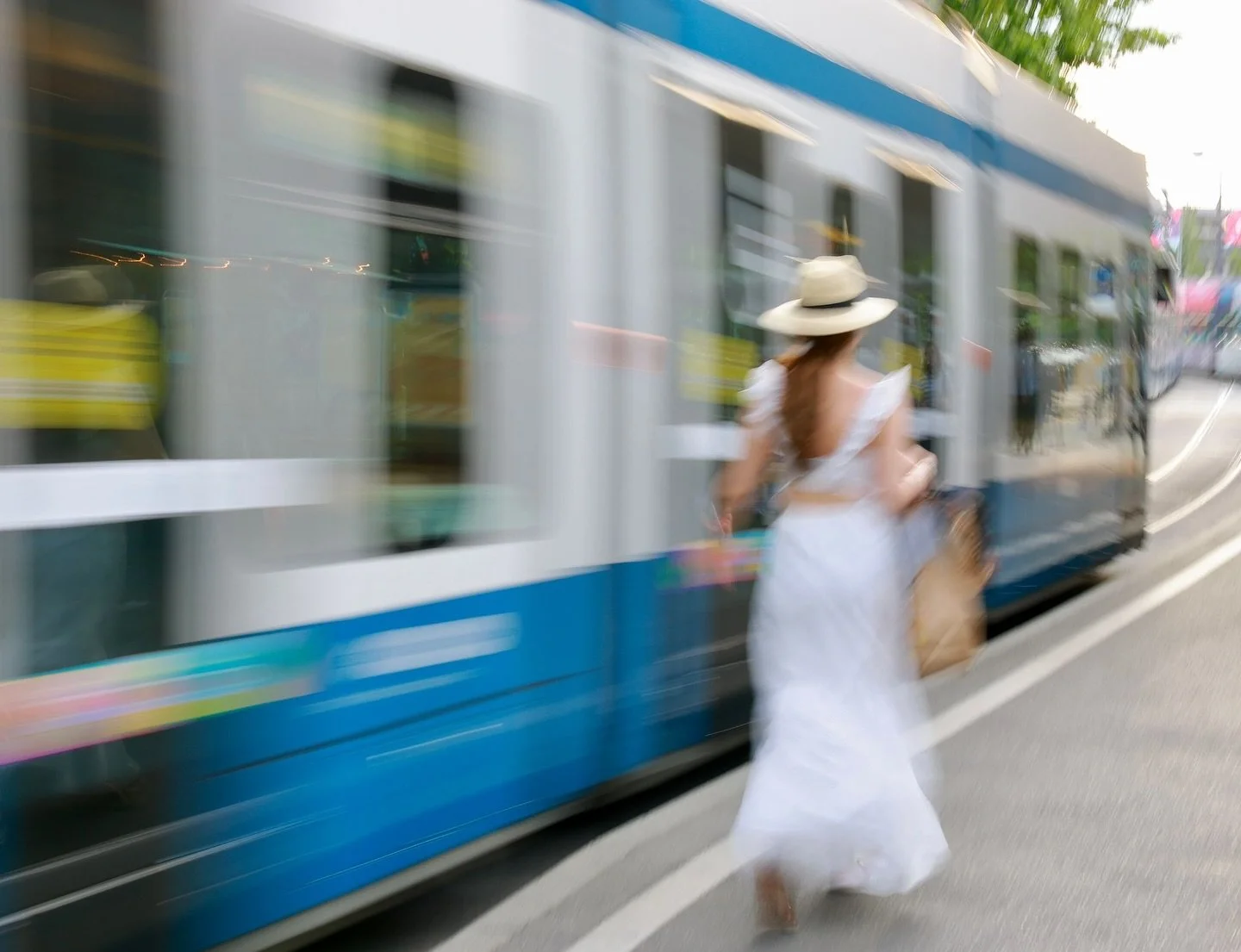 fotographema Fotowalk: Ein neuer Blick auf die Stadt 👁️📸

Manchmal braucht es nur ein rotes Fahrrad, eine vorbeifahrende Tram und einen tanzenden Springbrunnen, um die Sch&ouml;nheit des Alltags neu zu entdecken. Diese Momente zeigen uns, dass die 