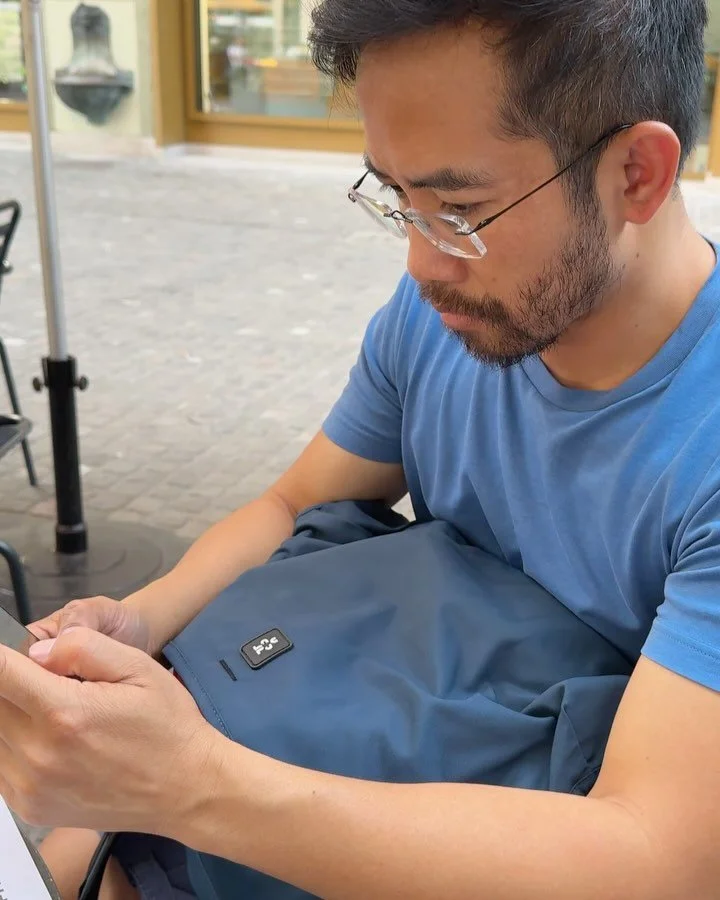 📸 Wenn der Autofokus mehr Fokus auf den Kaffee hat als auf dein Motiv&hellip; ☕😂
Kennst du das? Du versuchst, das perfekte Foto zu schiessen, und pl&ouml;tzlich entscheidet deine Kamera, dass der Kaffeebecher im Vordergrund das wahre Kunstwerk ist.