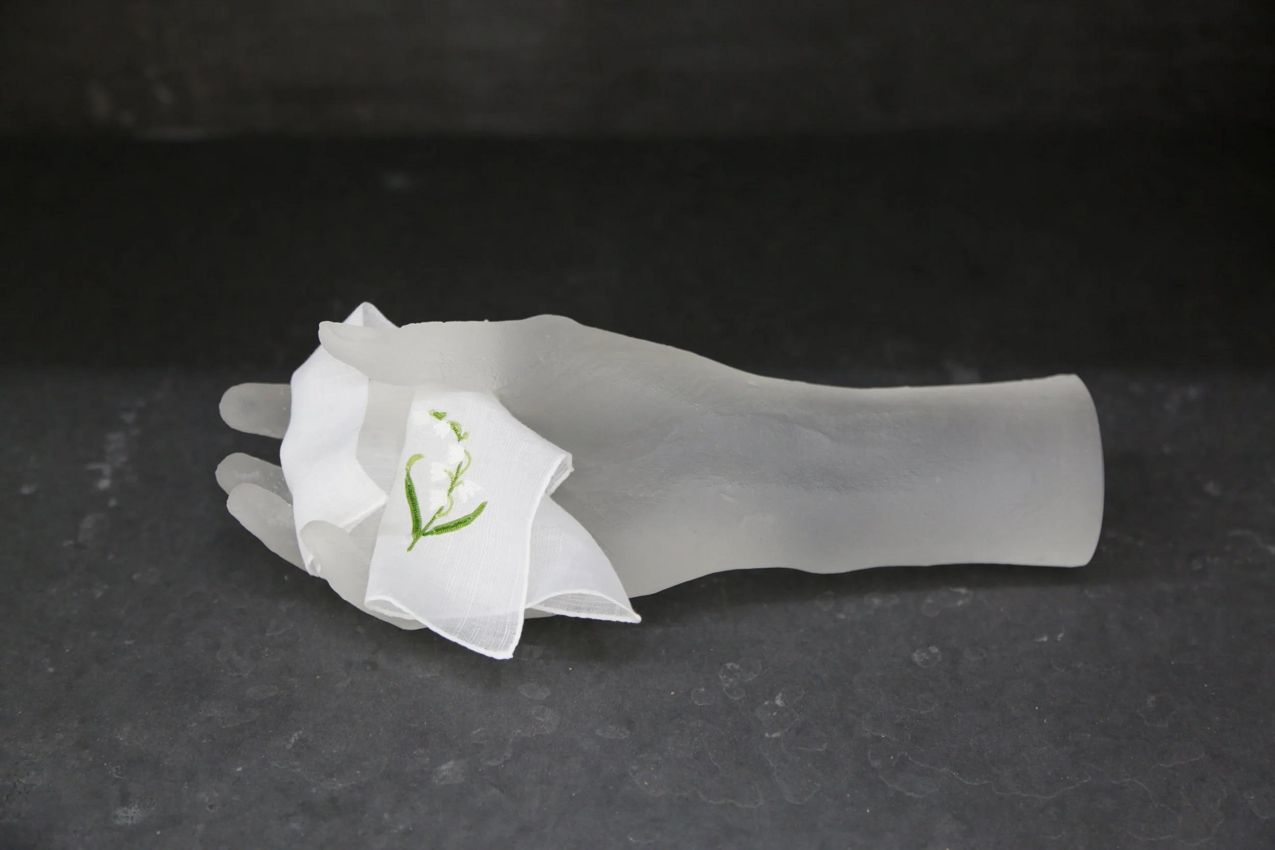 Donner/recevoir
2025
verre et tissu / glass and fabric
23,5 x 7 x 9 cm