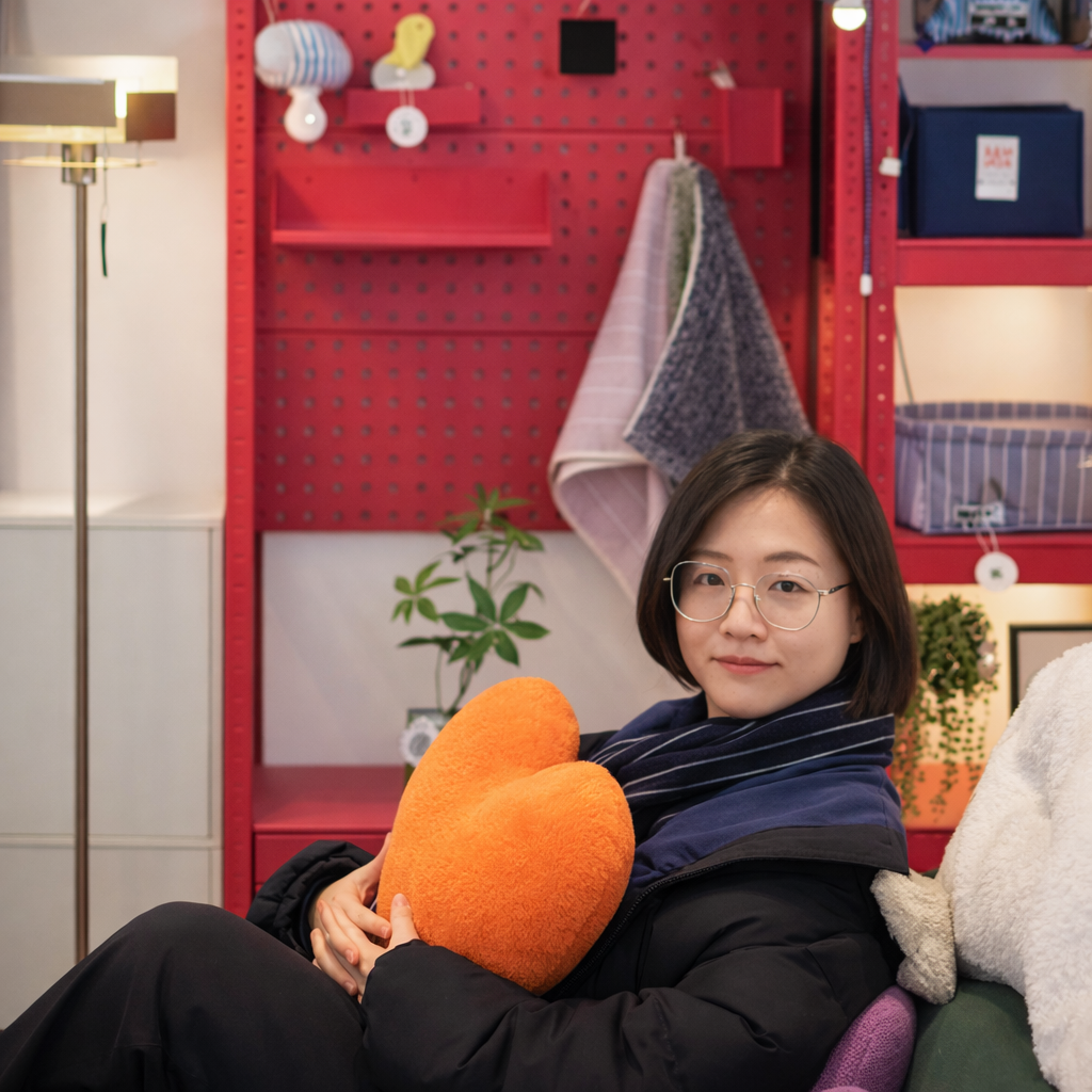 profile photo of south korean illustrator Jisu Choi