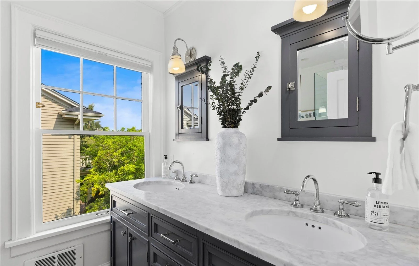 909 21st Ave E, Seattle, WA 98112 27.jpg