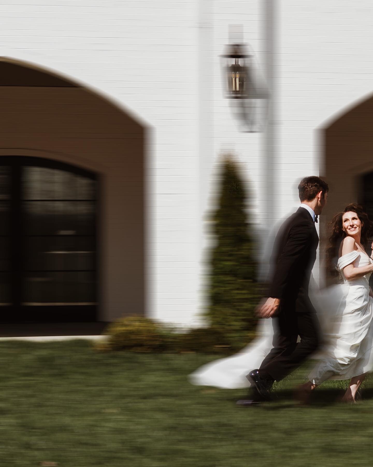 POV: your vibe is old Hollywood, classic, simple, dreamy. 
.
.
.
#nwaweddingphotographer #alternativewedding #themedwedding #arkansaselopementphotographer #arkansasweddingphotographer