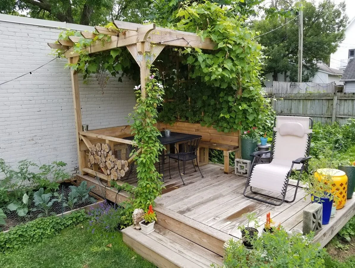 Deck and pergola 📷: @creeping_thyme