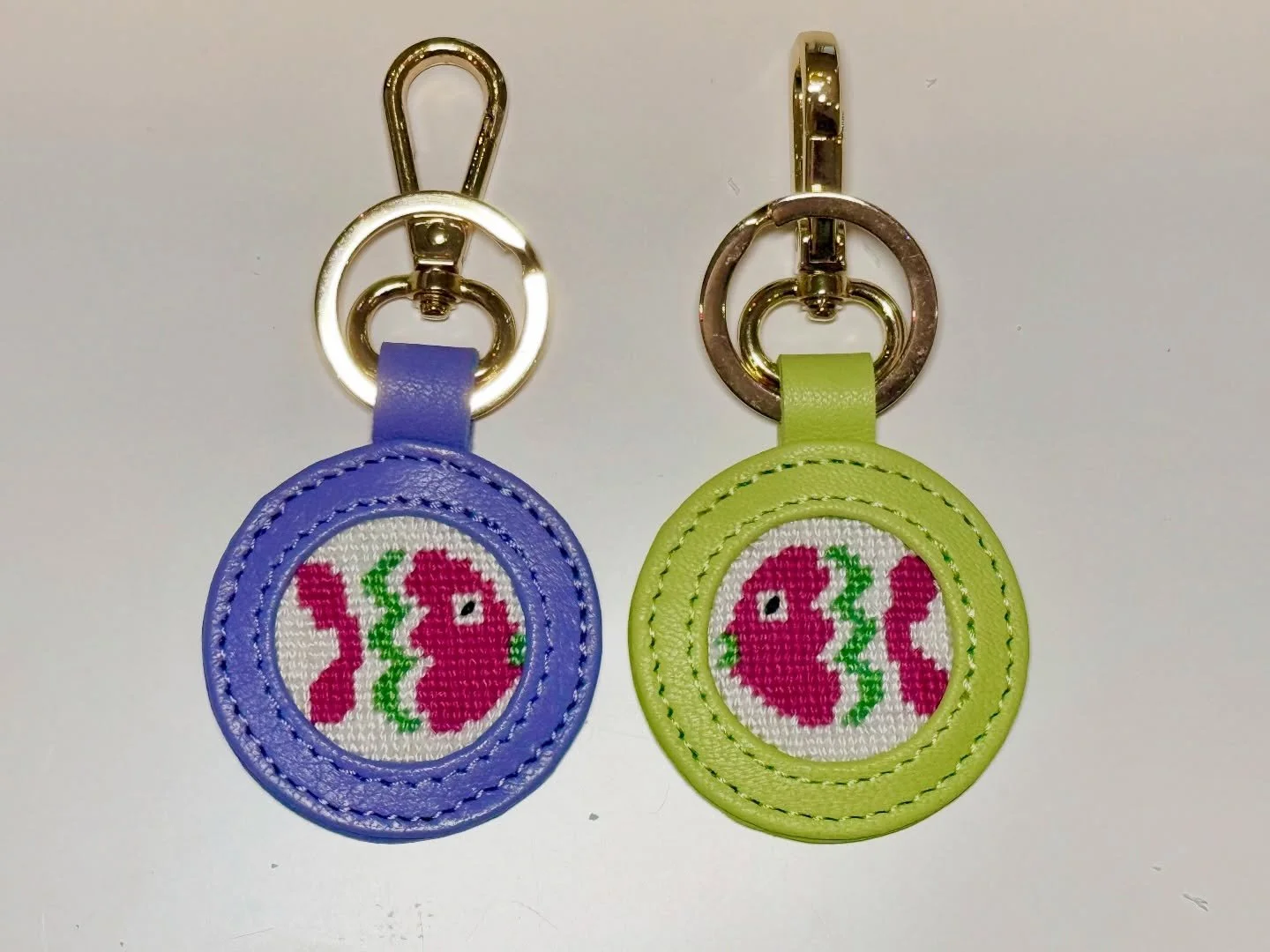 🎵🎵Anna and Travis, swimming in the sea,  K-I-S-S-I-N-G&hellip;🎵🎵
🪡 Stitch one for you and one for your Valentine! 💌 
#valentineideas