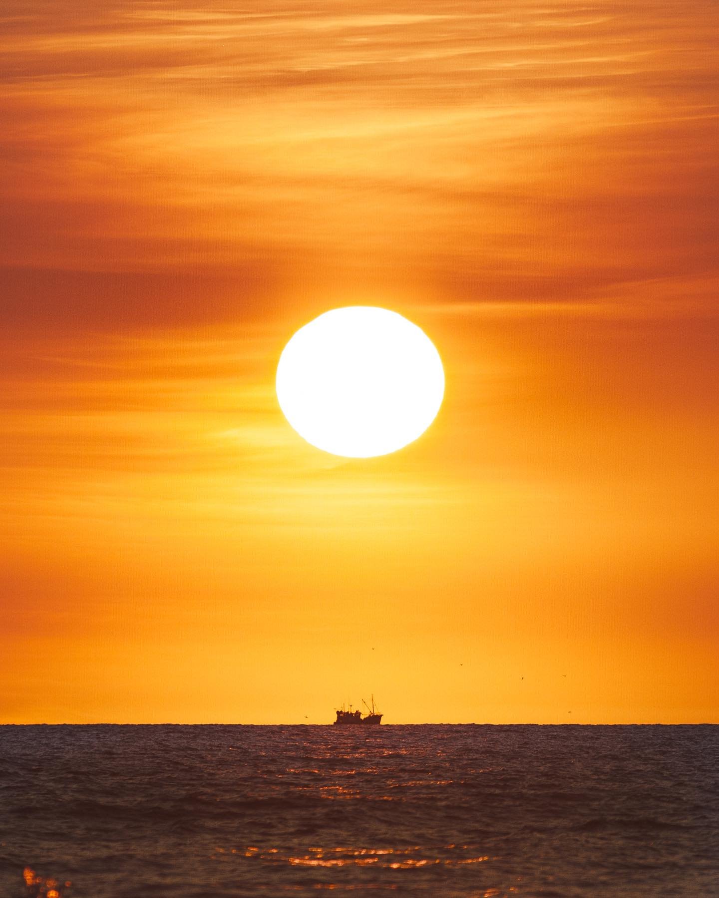Petit bateau🚤 

This shot is almost as it came out of camera. 

I only lowered the contrast and saturation as this sunset was already soooo vibrant. 

Such a satisfying feeling when you realize that there is nothing much more to do on a picture. No 