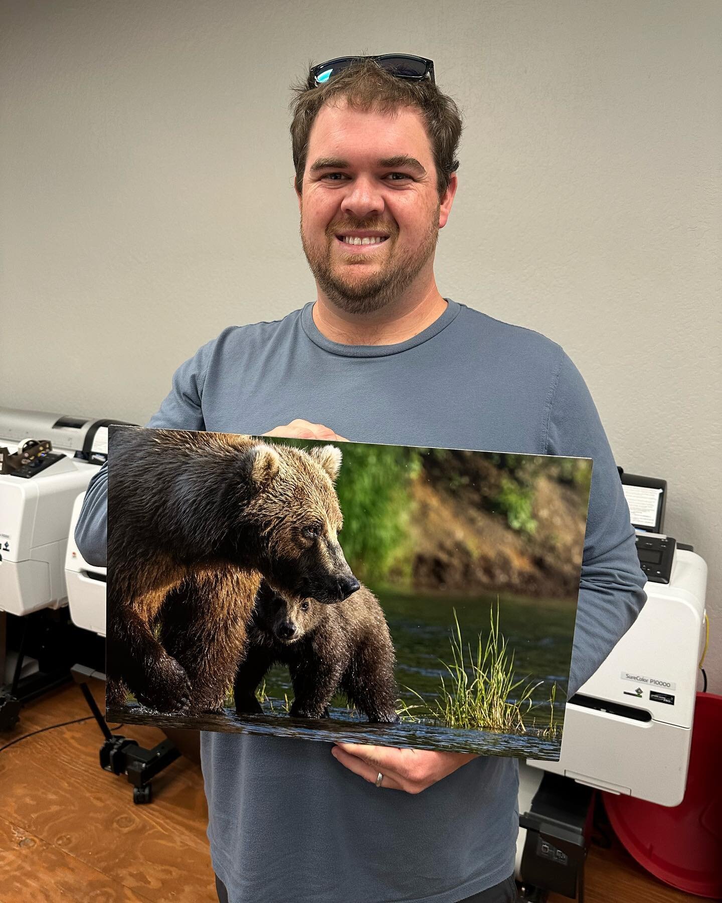 @jonandersonphoto picking up a metal print from his recent trip to AK. Nice shot John! 👏🏼 
.
.
.
.
#grizzly #grizzlies #metalprints #fineartphotography #fineartorints #epson