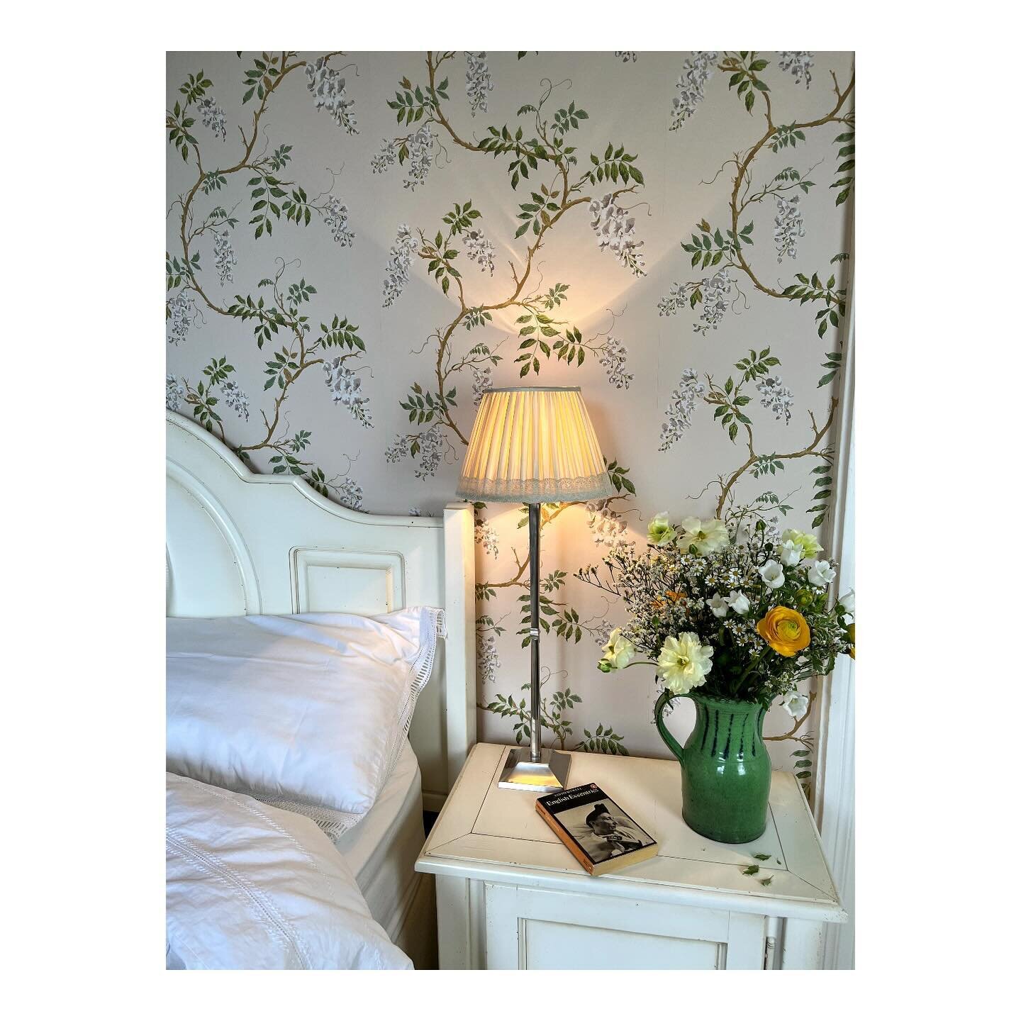 Spotted: an Edie Croft bedside lamp in a gorgeous bedroom 🌿. Crafted from pure ivory silk, this bespoke shade is trimmed with antique lace. 
.
#ediecroft