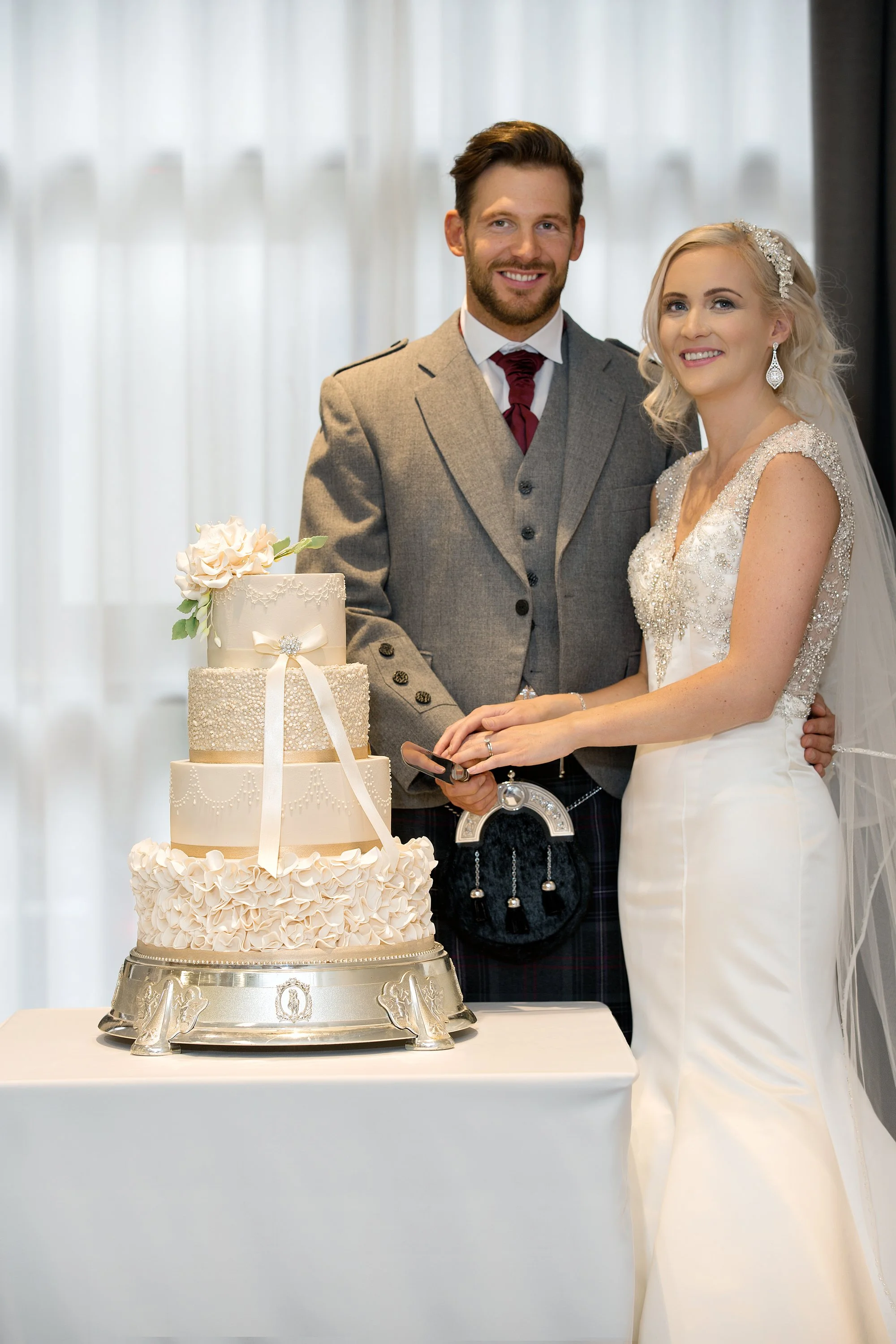 bride-and-groom-cutting-the-cake-022-doubletree-hilton-glasgow-scotland.jpg
