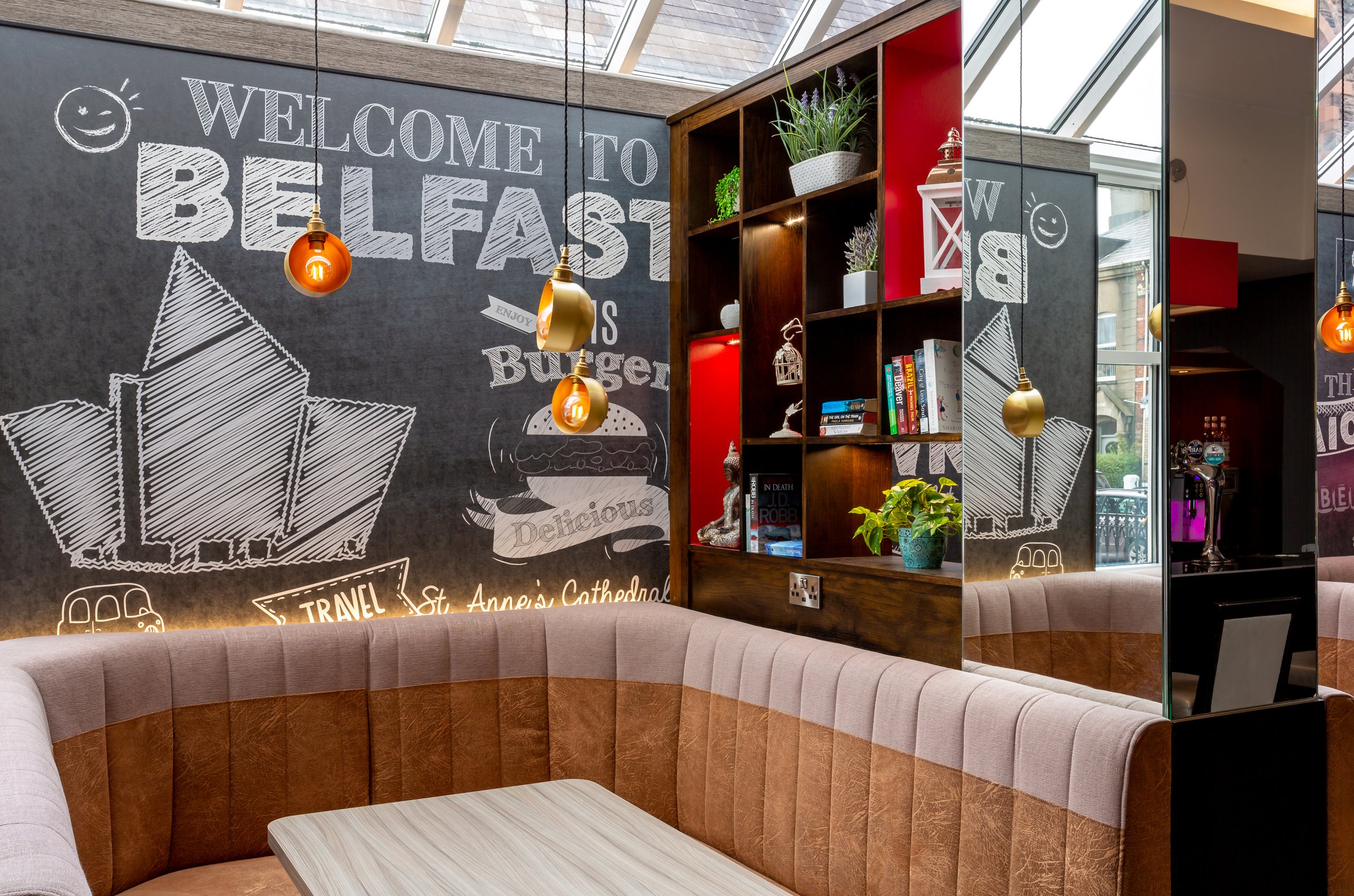 bar-dining-area-002_ibis-belfast_hotel-photographer-surrey.jpg