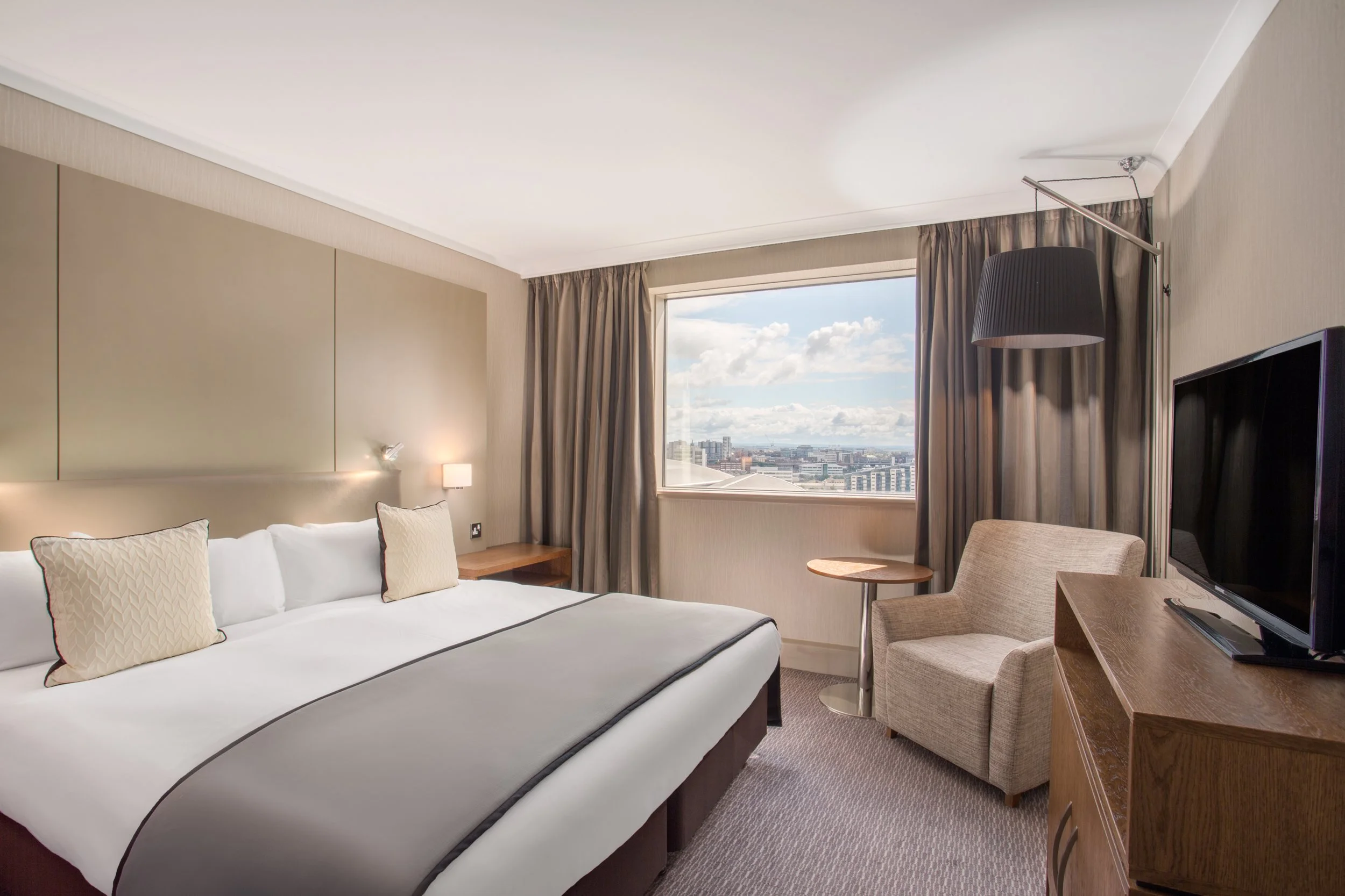 hotel-guest-suite-bedroom-crowne-plaza-glasgow.jpg