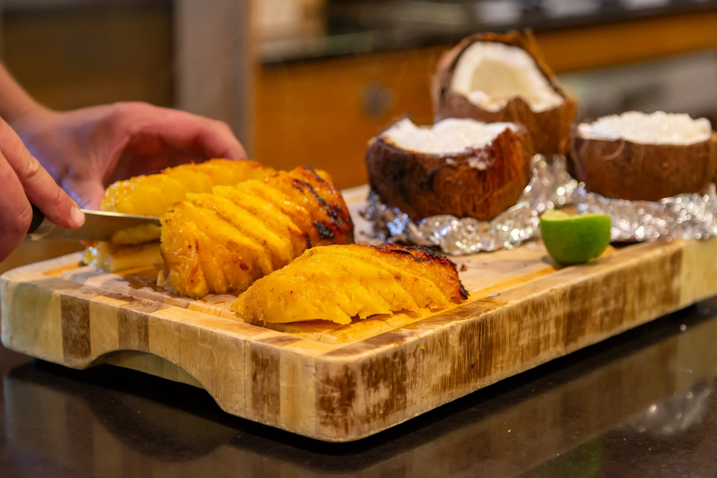 cook-school-chef-slicing-bbq-pineapple-manoir-aux-qait-saison.jpg
