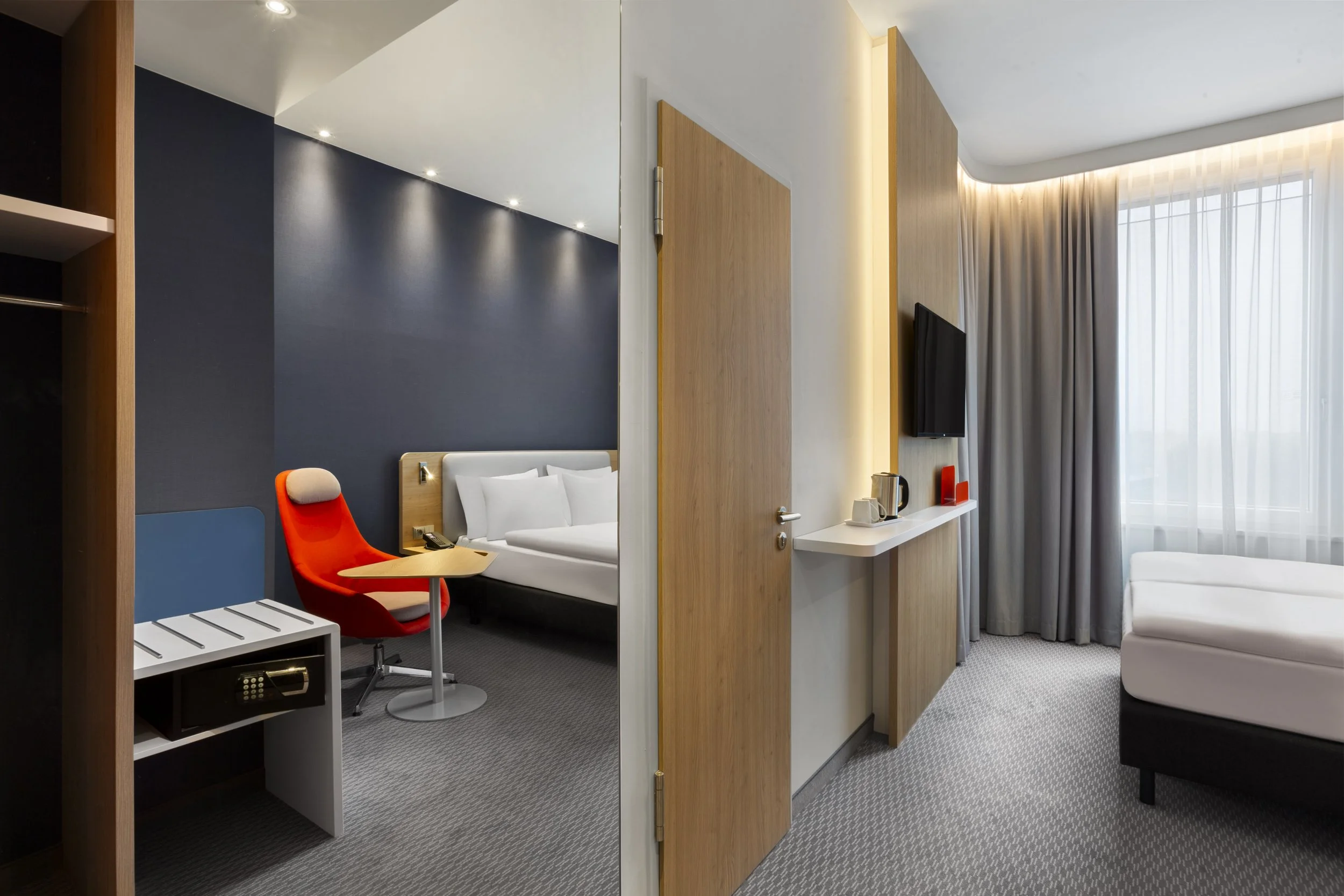 guest-bedroom-adjoining-holiday-inn-express-munich-germany.jpg