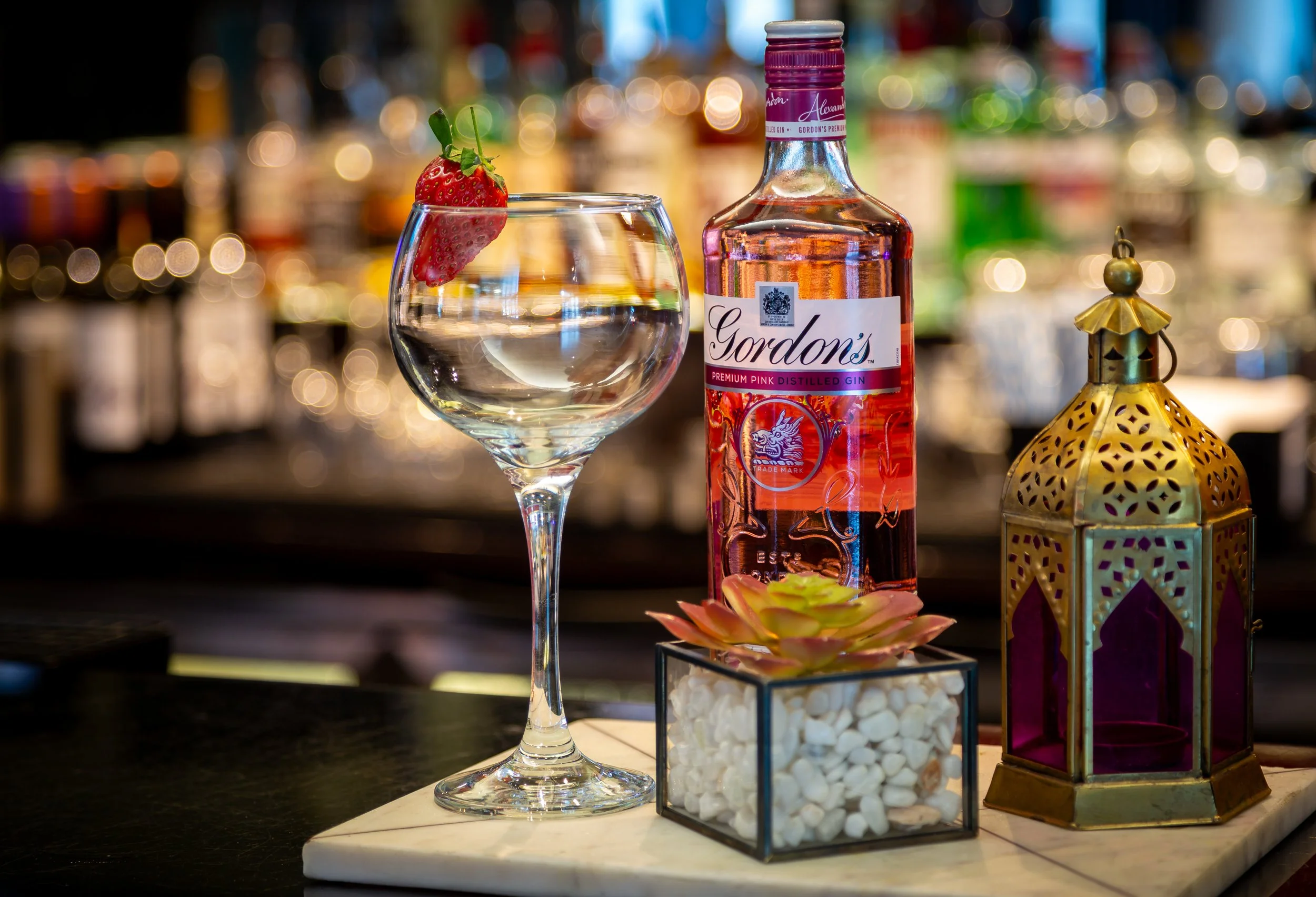 gordons-gin-on-hotel-bar-02.jpg