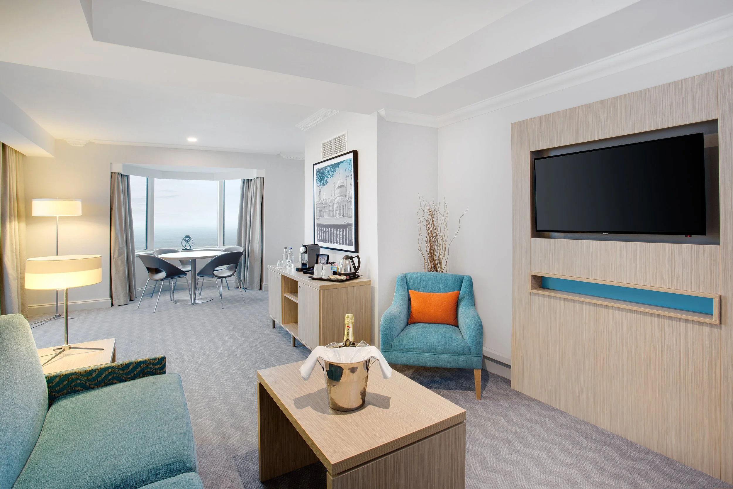 guest-suite-lounge-jurys-inn-brighton.jpg