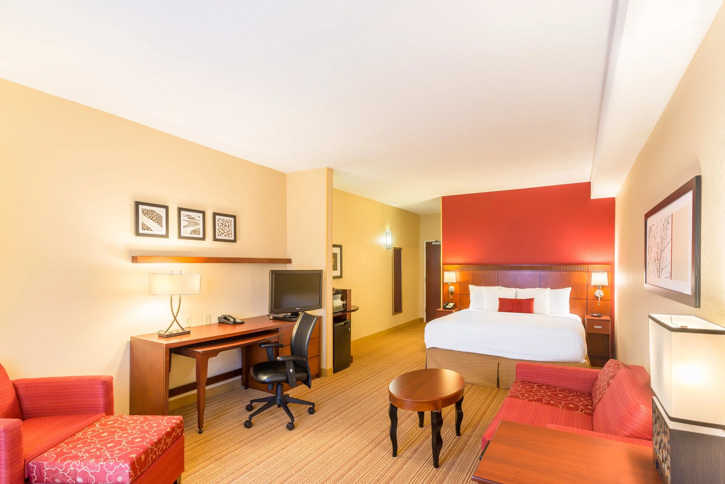 extended-king-suite-courtyard-louisville.jpg
