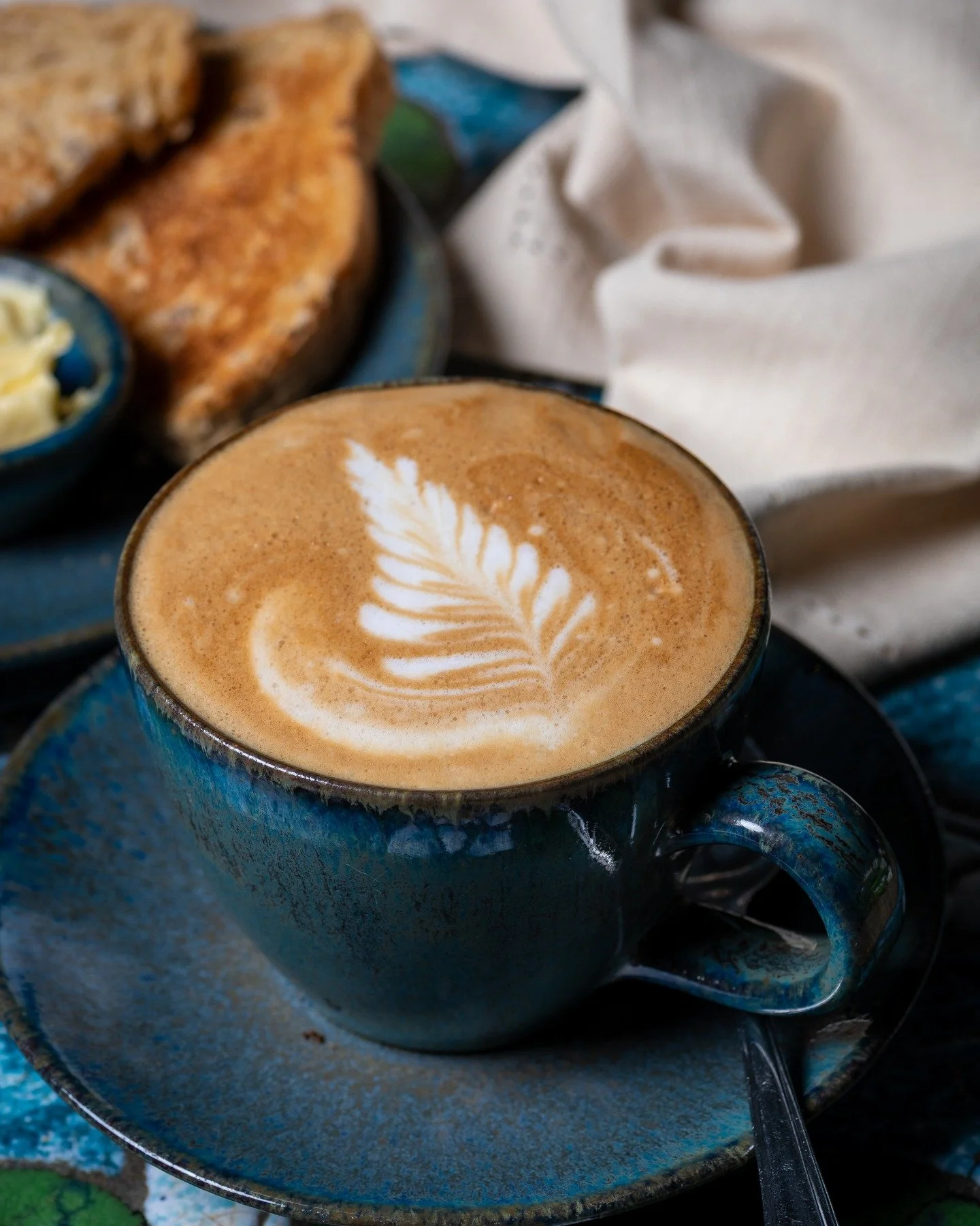 Good coffee deserves good light.

This latte art was captured at the Kiln Caf&eacute;, part of @grayshottpottery. A space where ceramics, craft and caf&eacute; culture come together naturally.

For independent caf&eacute;s, the details matter.

The t