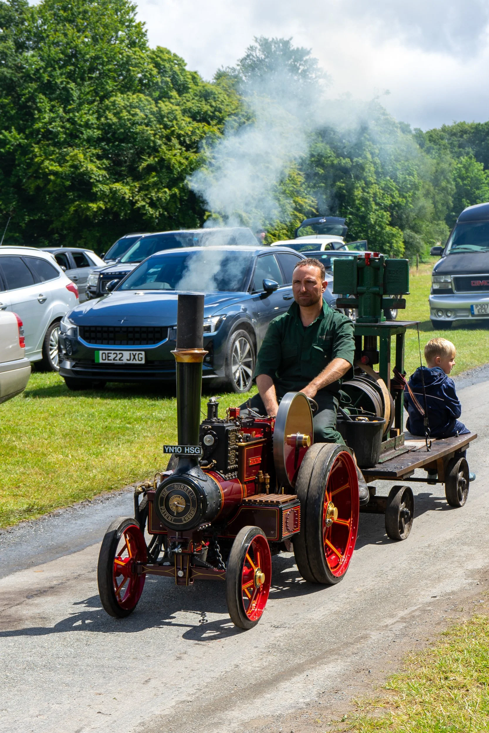 Miniature steam-powered traction engine in motion – Hollycombe Mega Model Weekend – Event Photography by Sequoia Studios