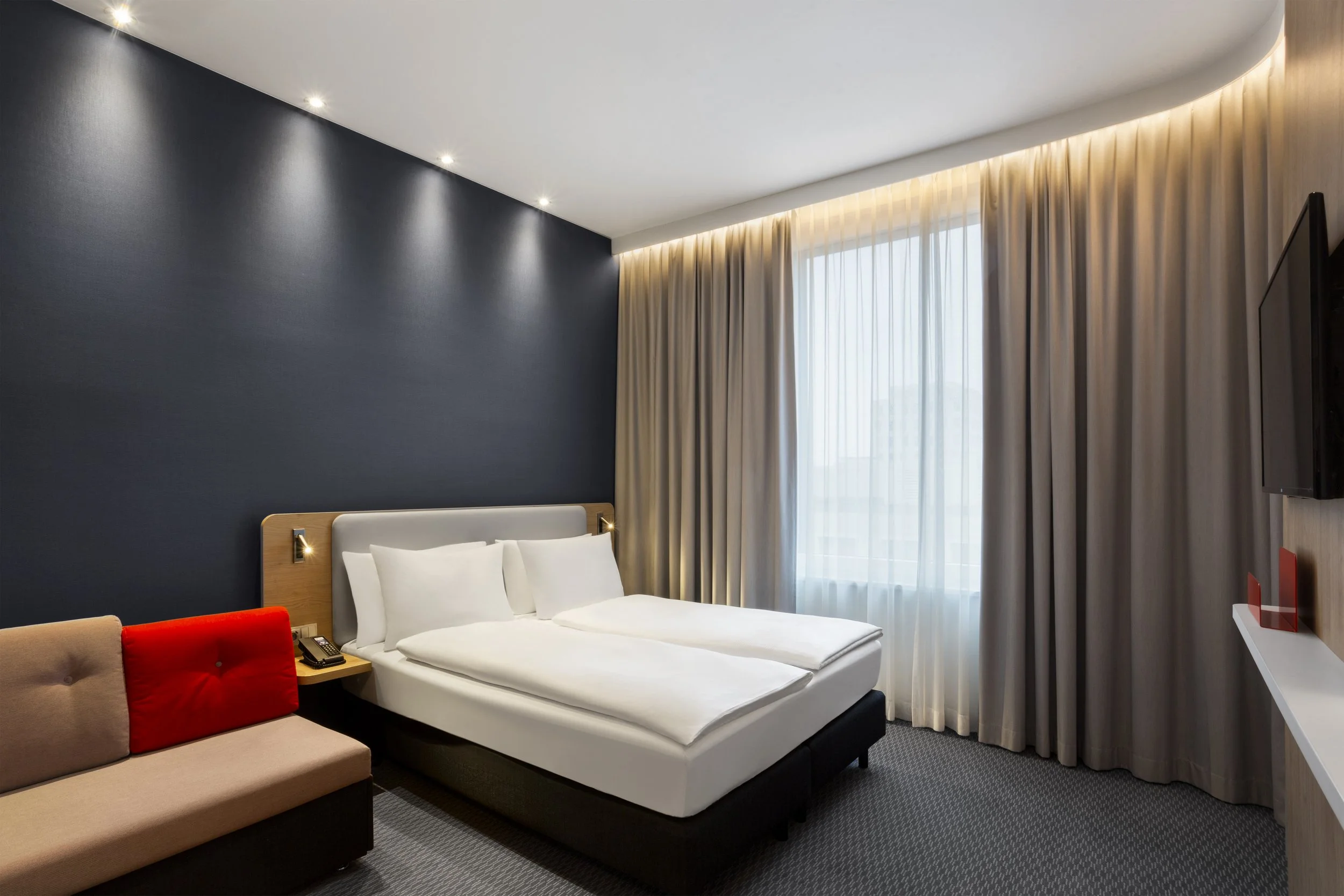 Guest twin bedroom – Holiday Inn Express Munich – Hotel Photography by Sequoia Studios