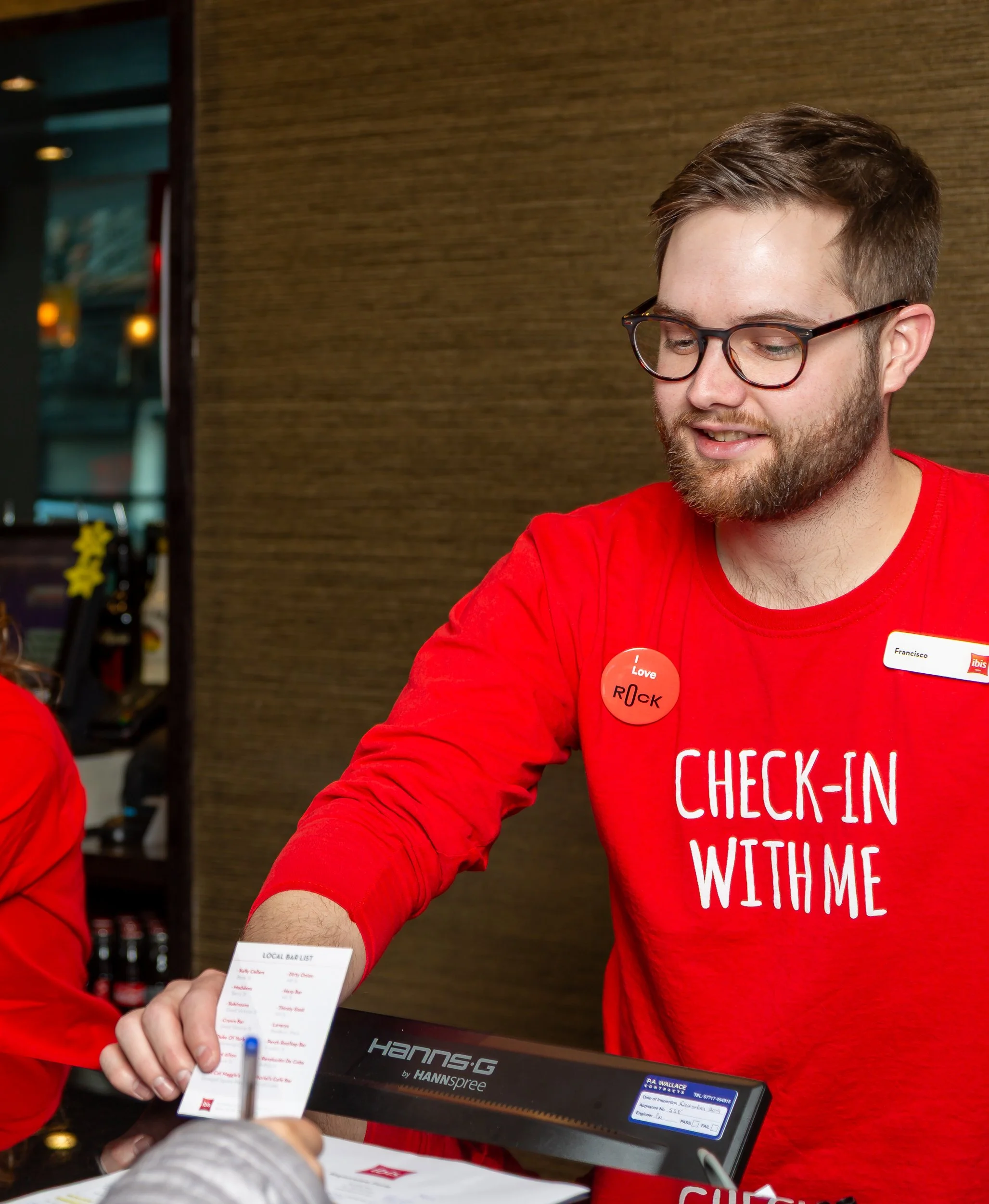 male-receptionist-check-in-guest-ibis-hotel-belfast.jpg