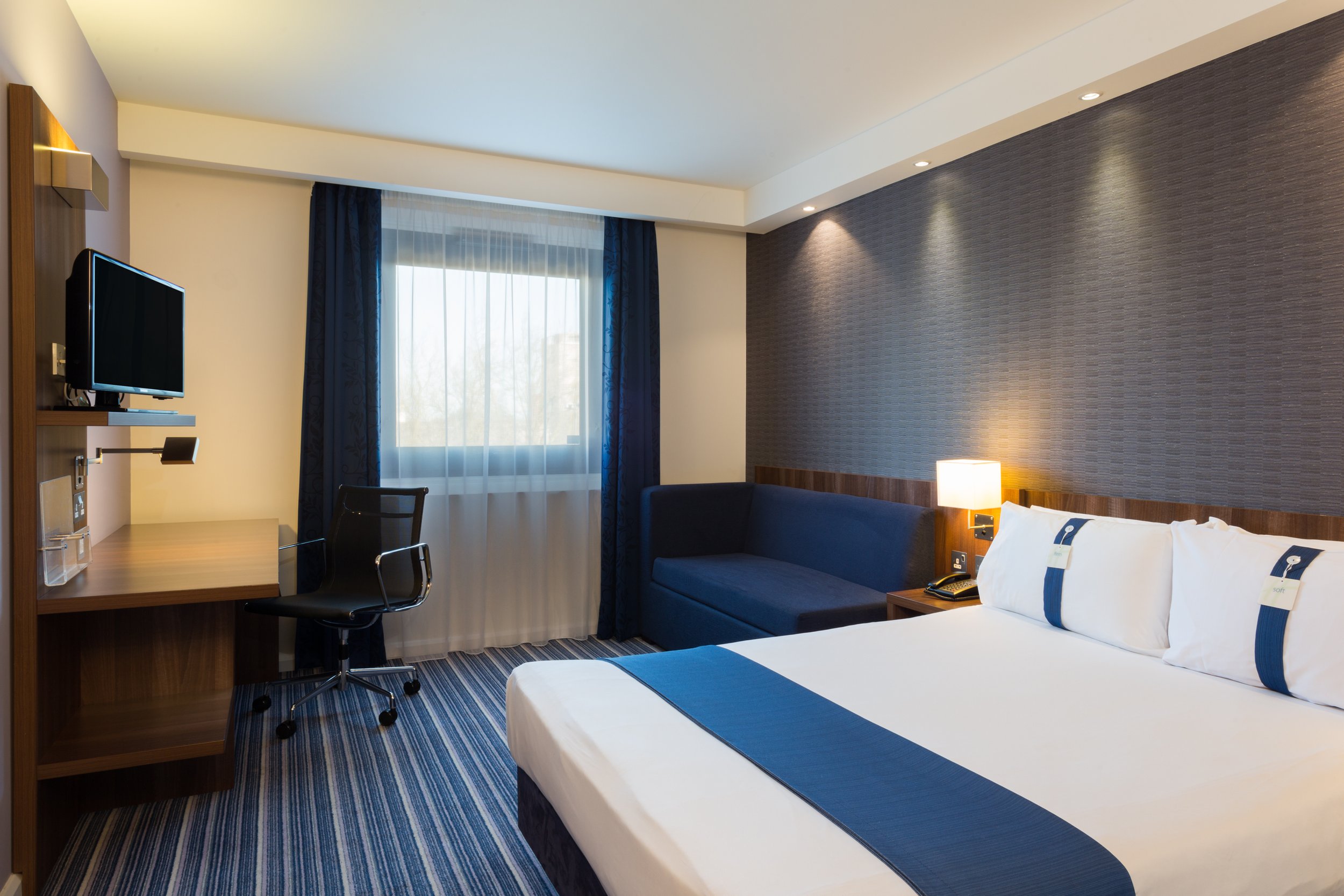 guest-bedroom-double-holiday-inn-harlow.jpg