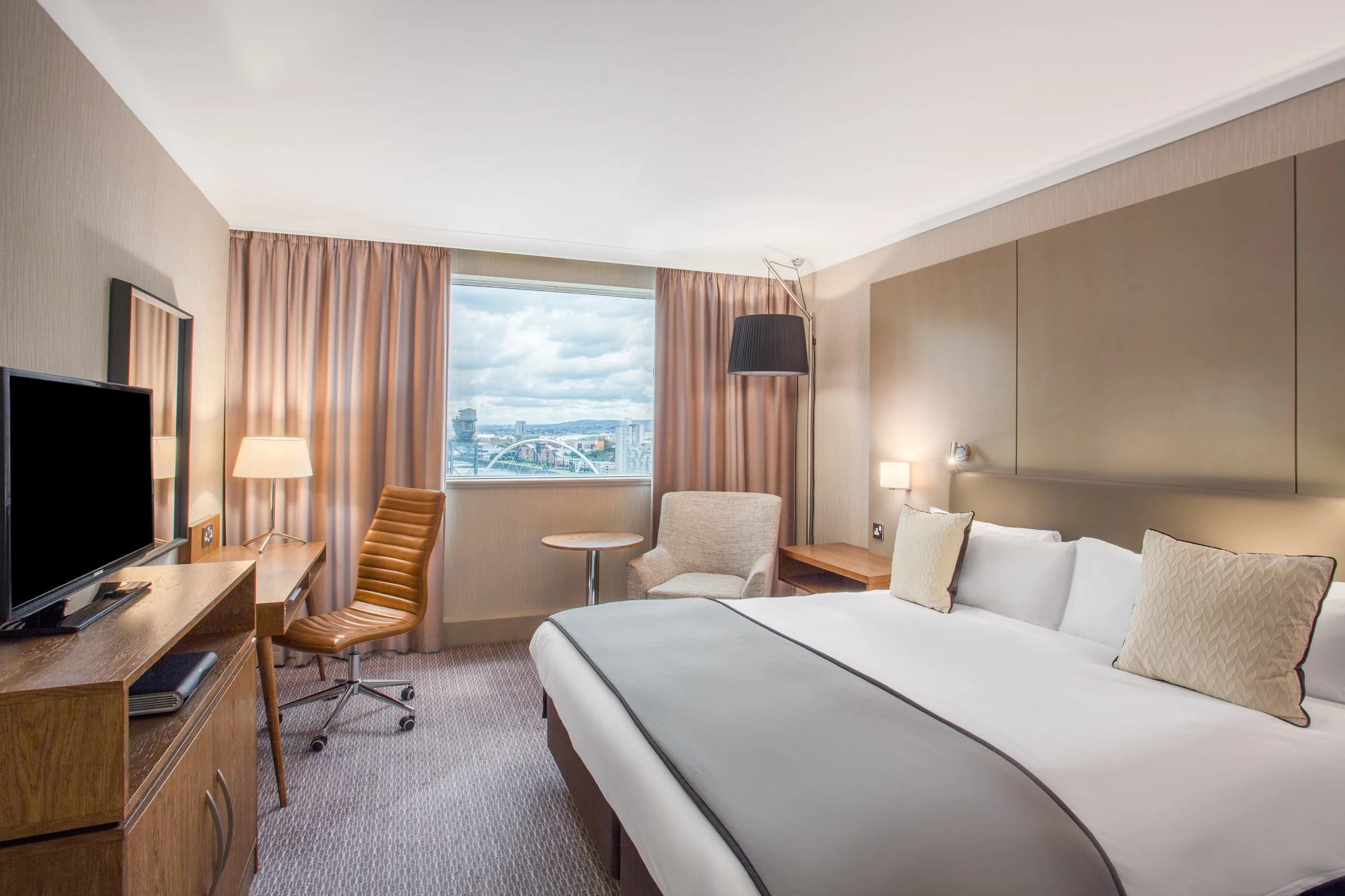 guest-room-club-clyde-arc-view-crowne-plaza-glasgow.jpg