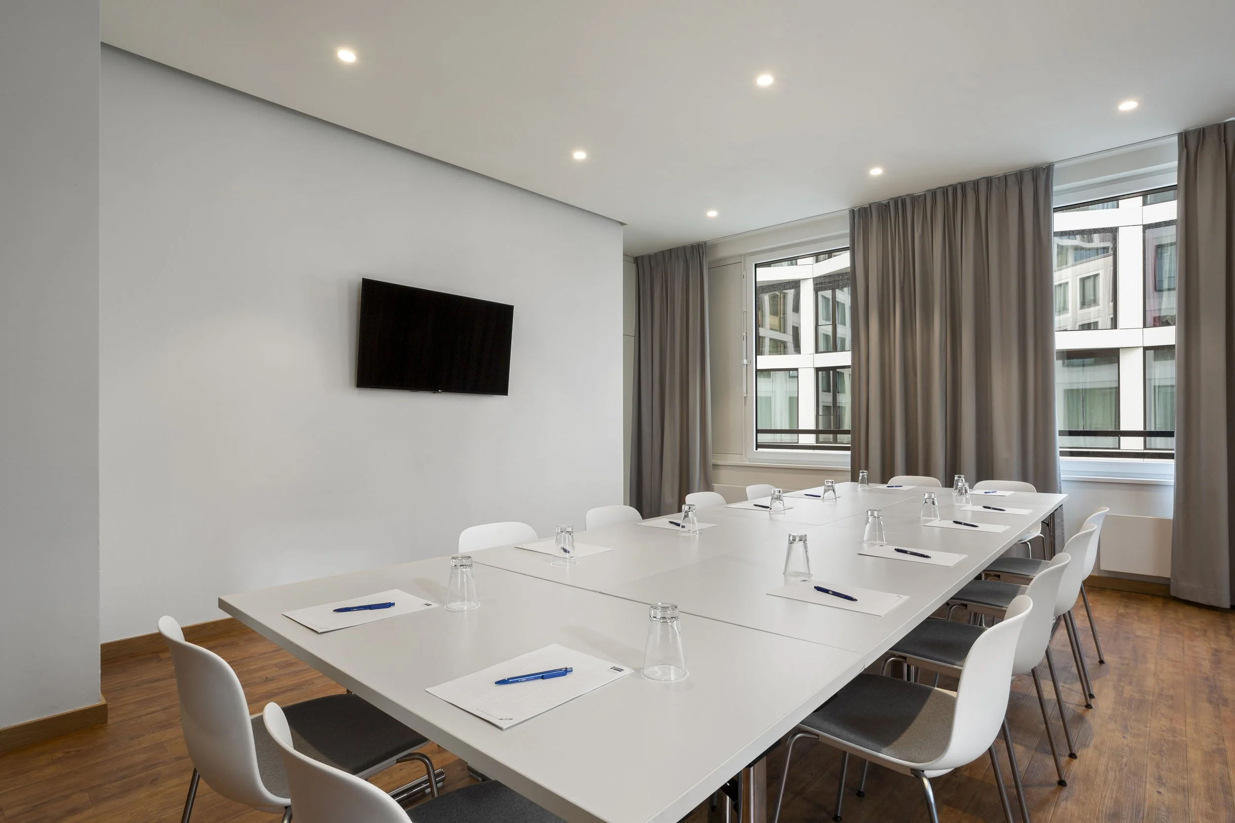 hotel-meeting-room-hirschgarten-boardroom_business-photographer-surrey.jpg