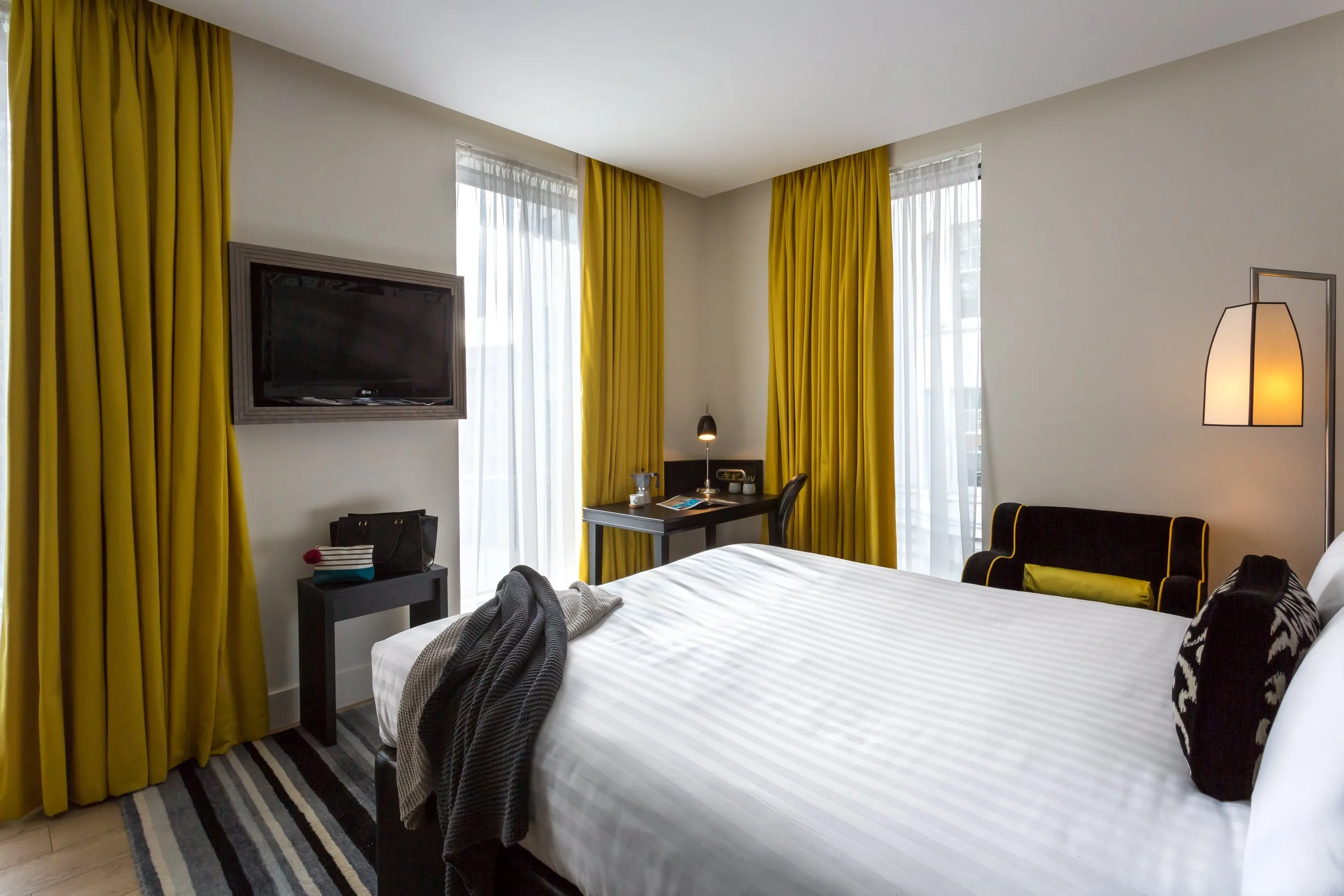 superior-corner-bedroom-wide-crop-hotel-indigo-newcastle.jpg