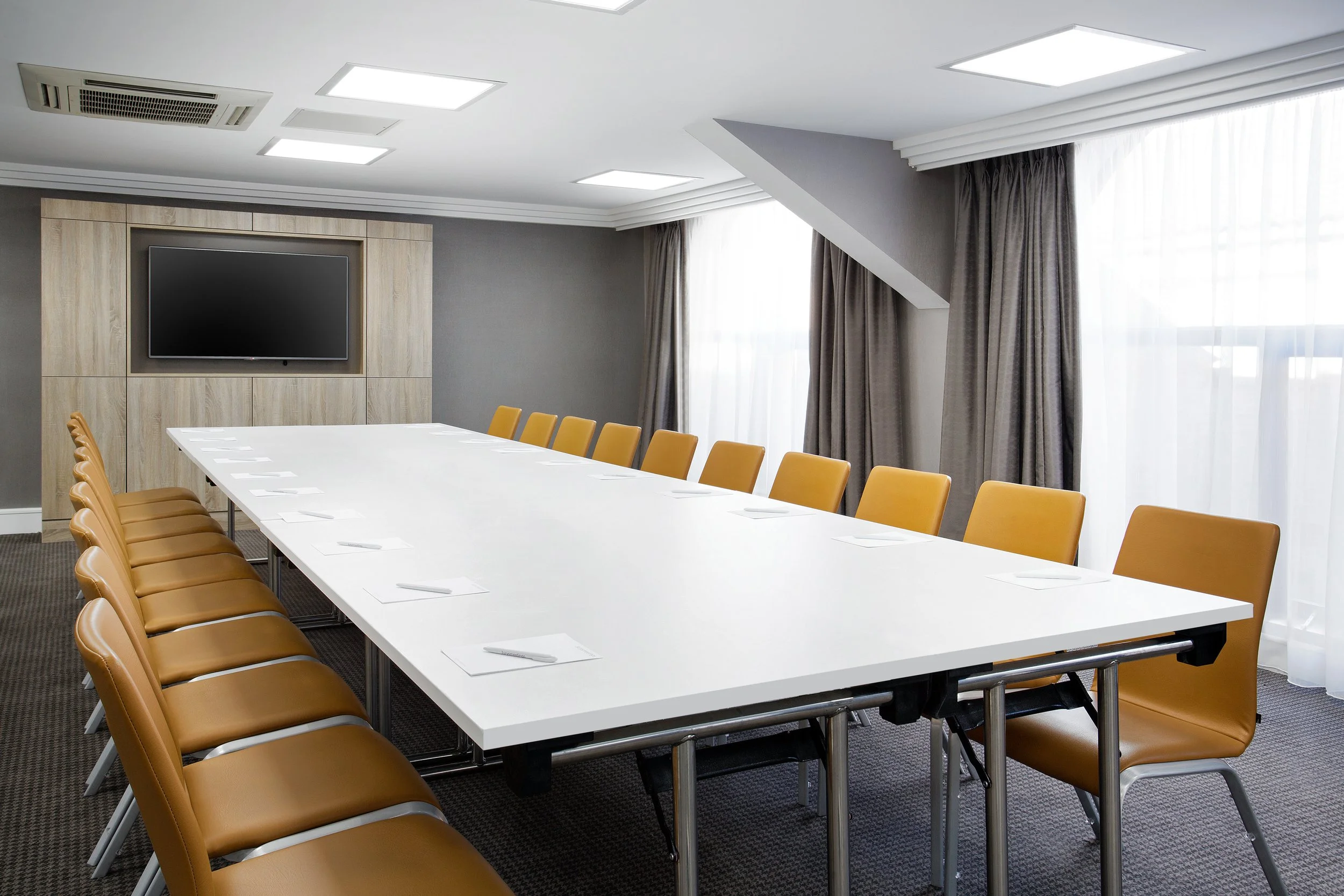 conference-room-16-boardroom-002-jurys-inn-hinckley-island.jpg