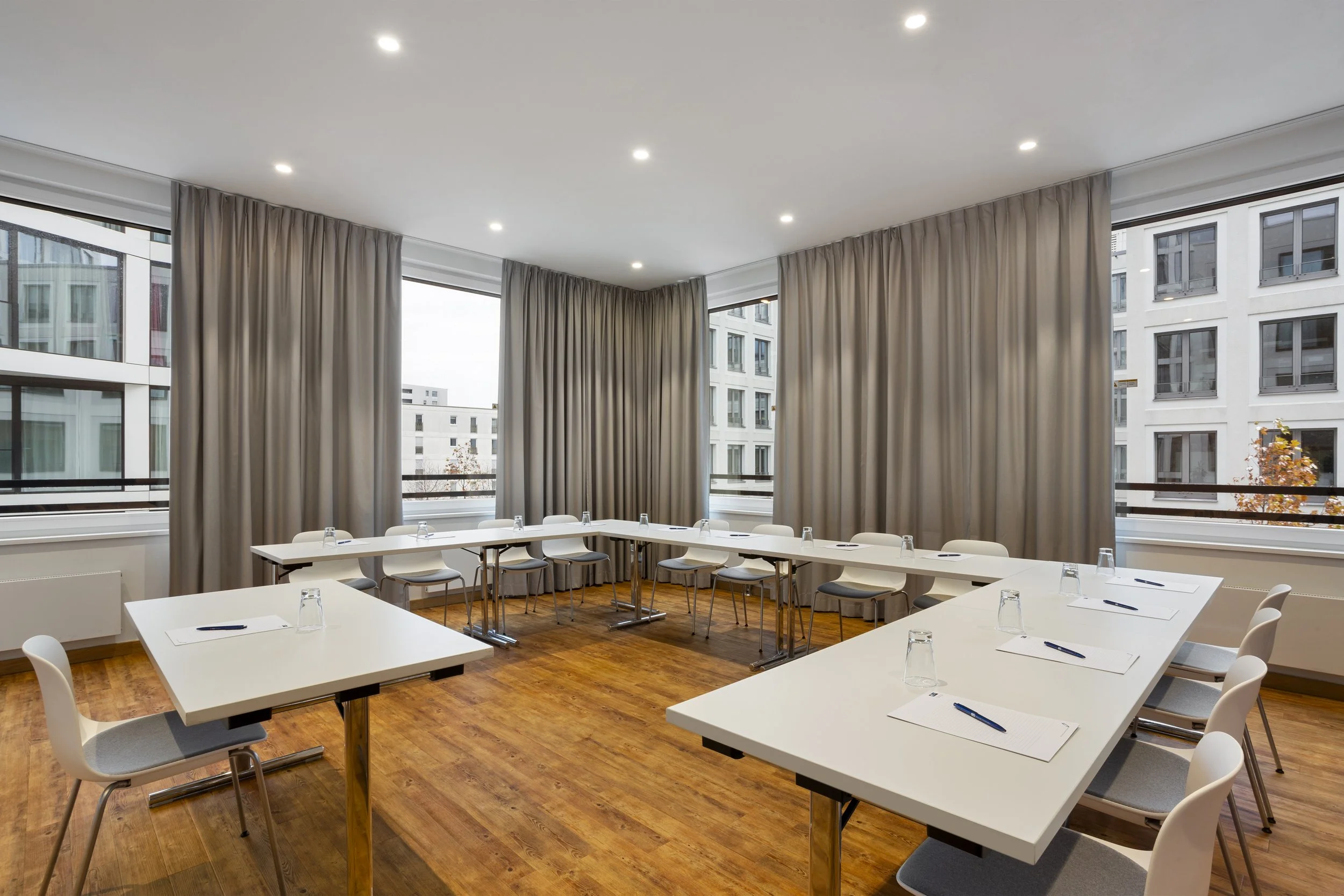 meeting-room-hirschgarten-u-shape-holiday-inn-express-munich-germany.jpg