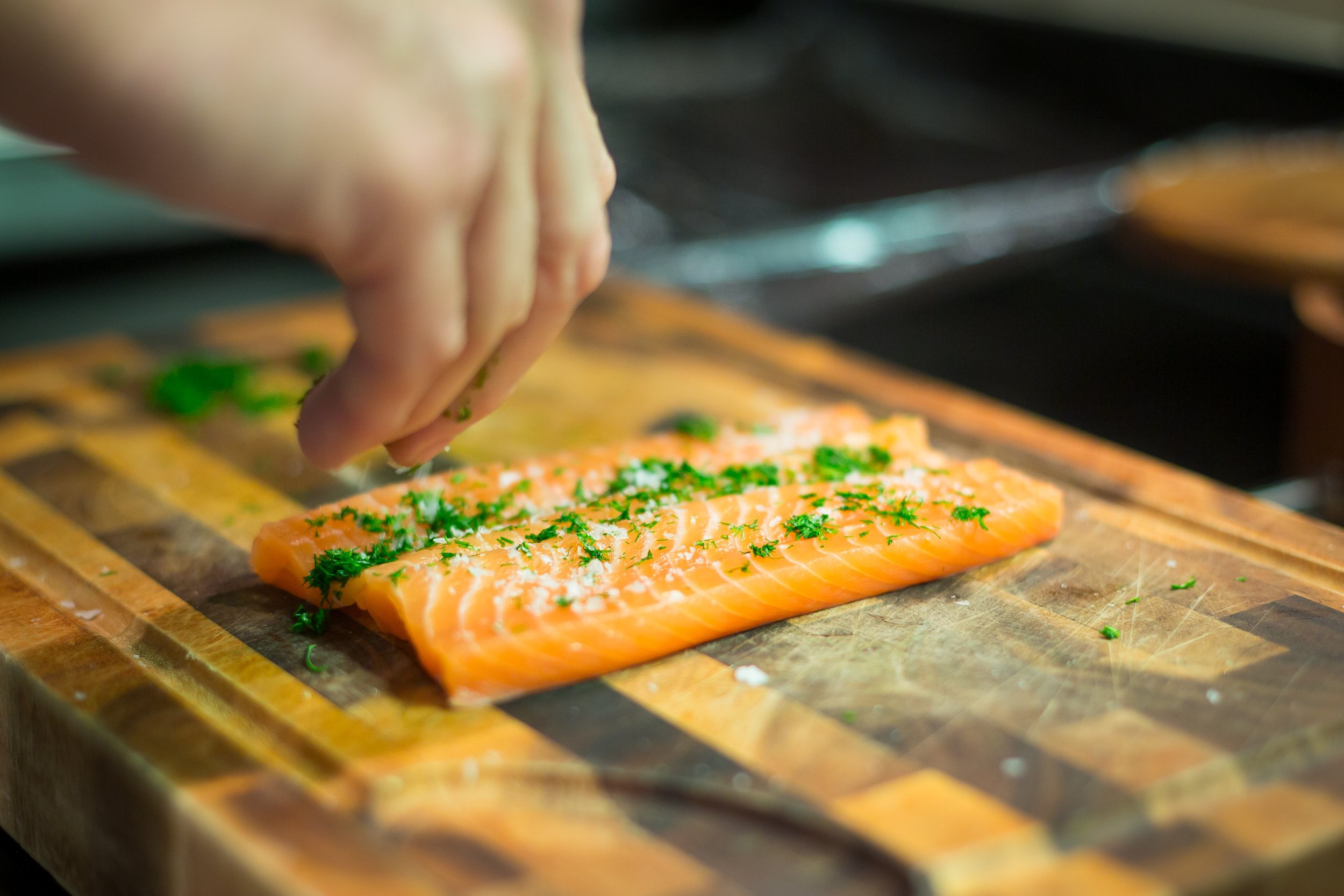 chef-preparing-salmon-with-dill-le-manoir-aux-qait-seasons.jpg