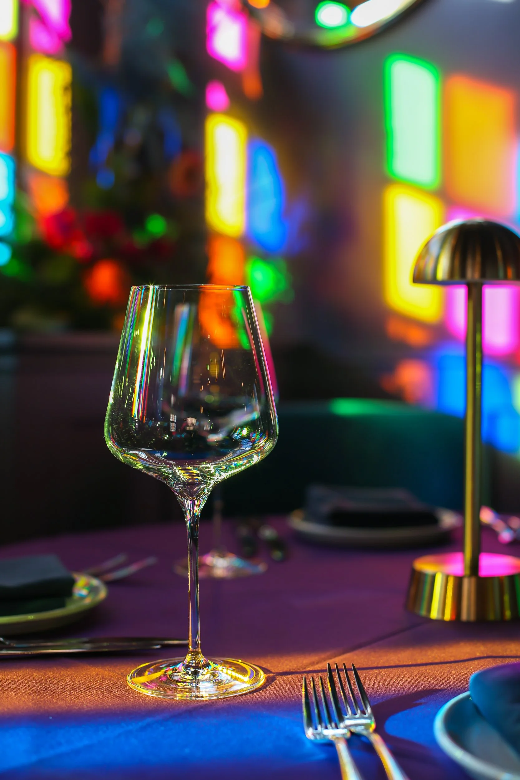 the-dilli-indian-haslemere_coloured-wine-glass_restaurant-photographer-surrey.jpg