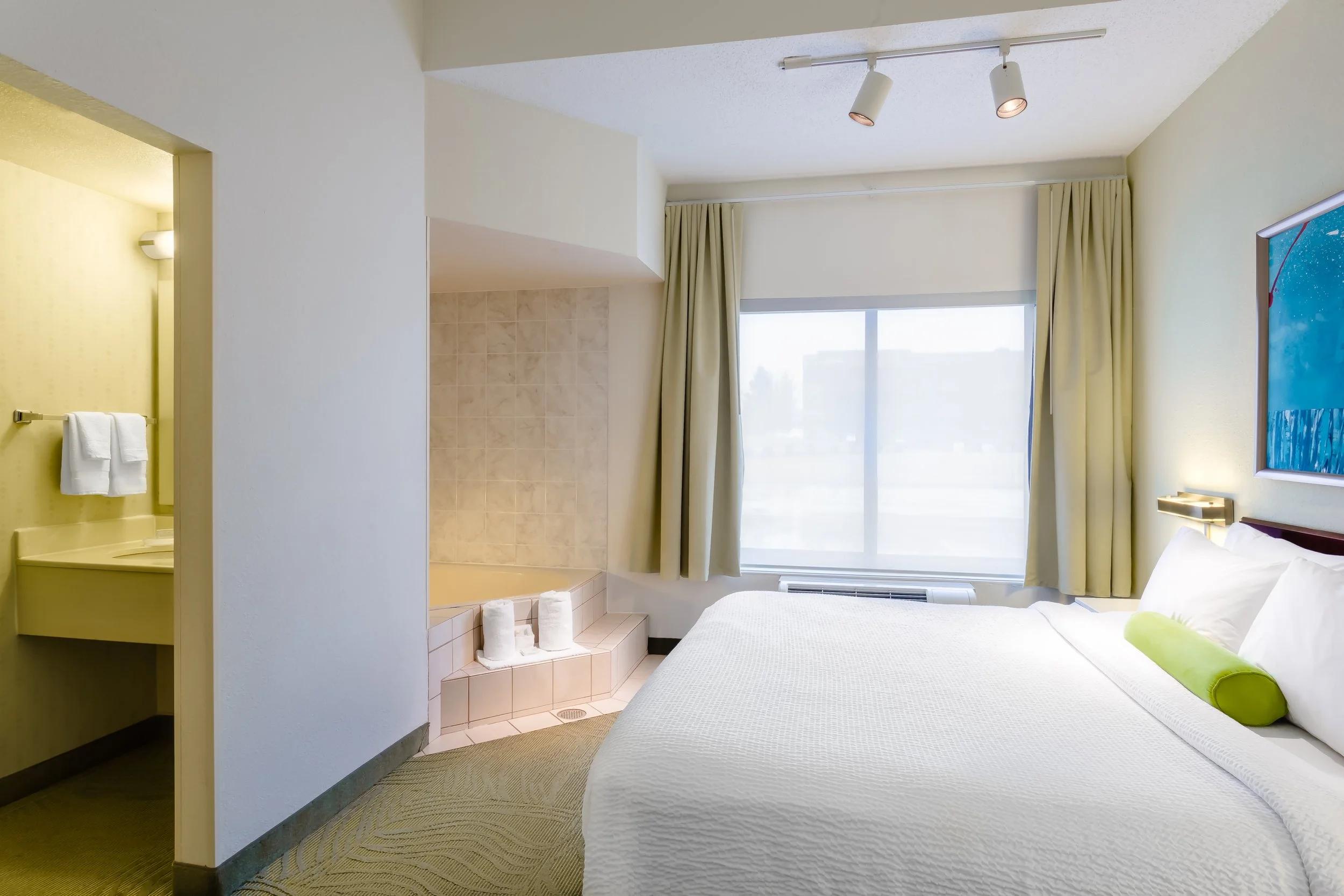 guest-suite-whirlpool-bedroom-springhill-suites-louisville-north-usa.jpg