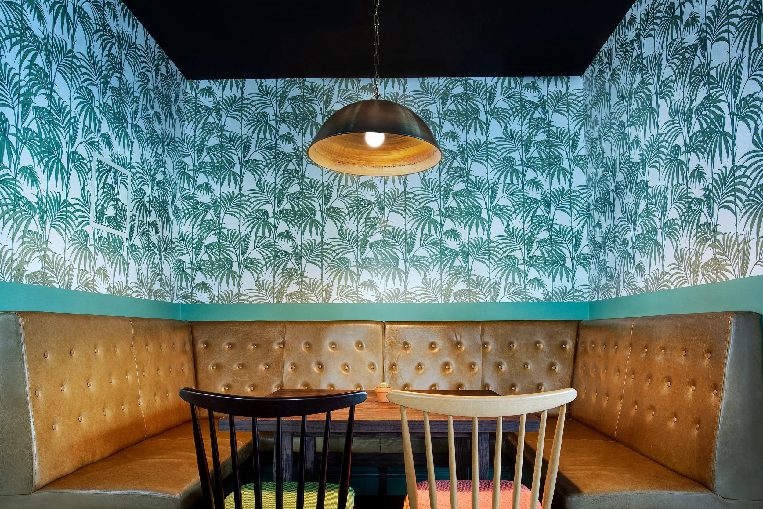 palm-tree-seating-area-002-jurys-inn-brighton.jpg