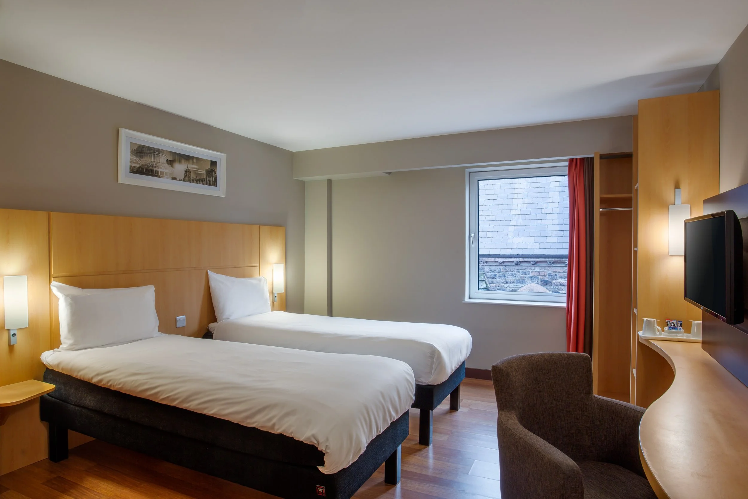 IBIS Hotels Belfast – Guest Room Twin – Hotel Photography by Sequoia Studios