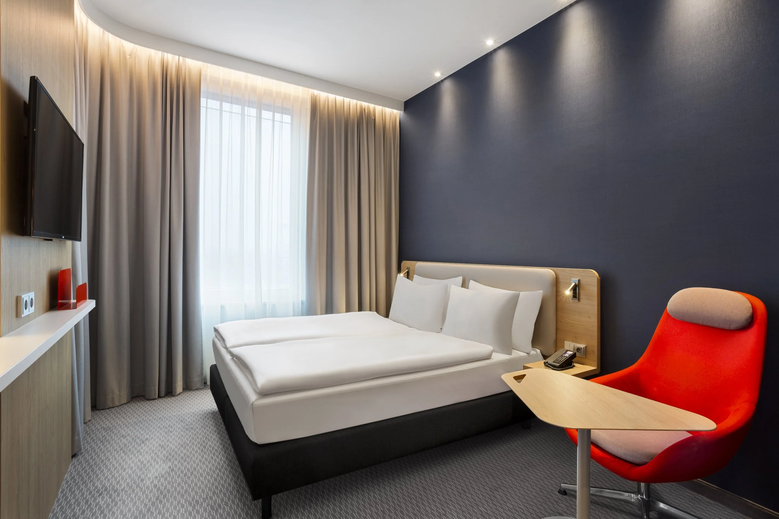 hotel-guest-bedroom_holiday-inn-munich_west-sussex-hotel-photographer.jpg