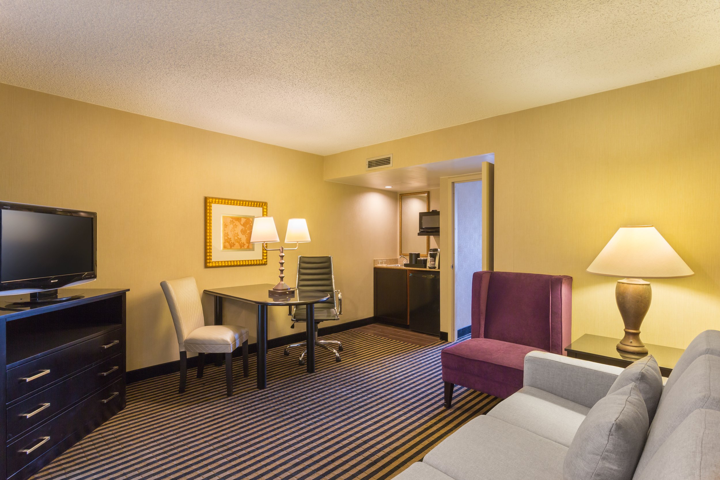 guest-suite-lounge-embassy-suites-piscataway-usa.jpg