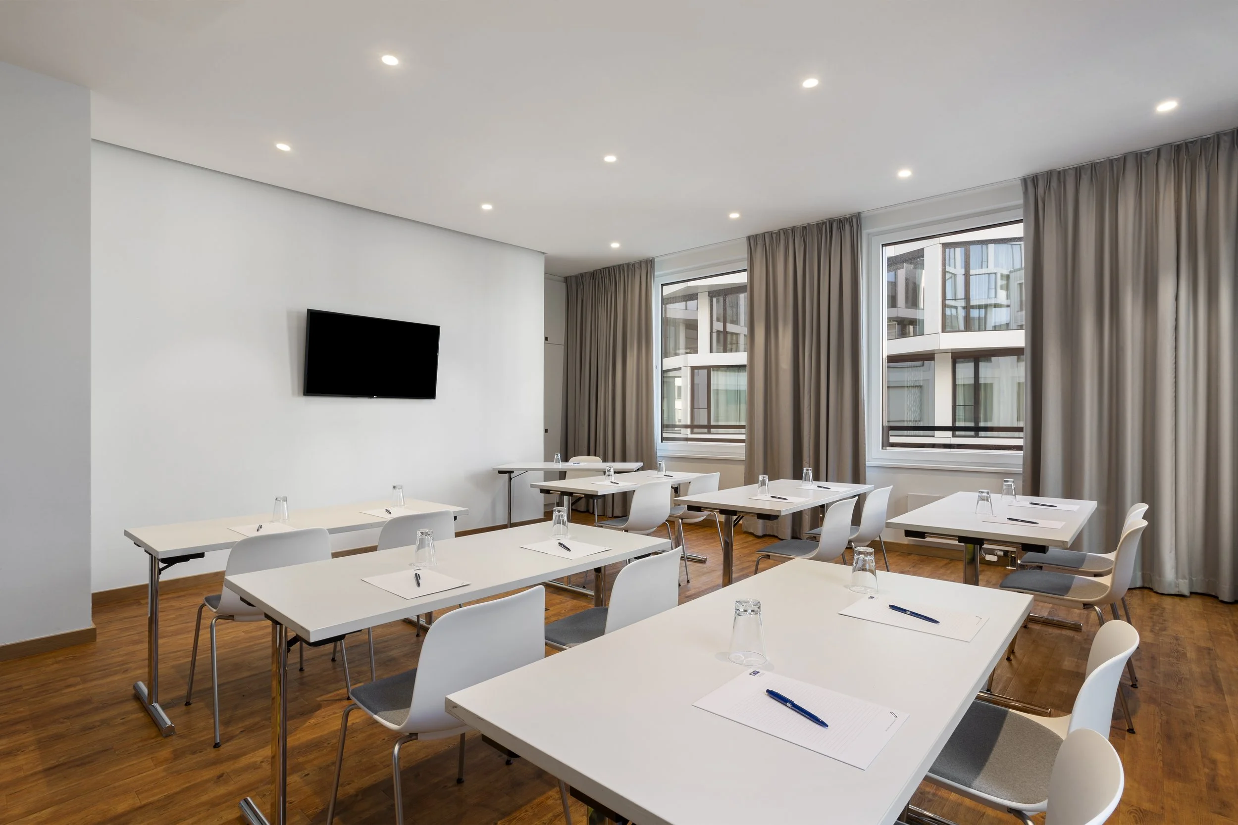 meeting-room-hirschgarten-classroom_holiday-inn-munich_hotel-photographer-surrey.jpg