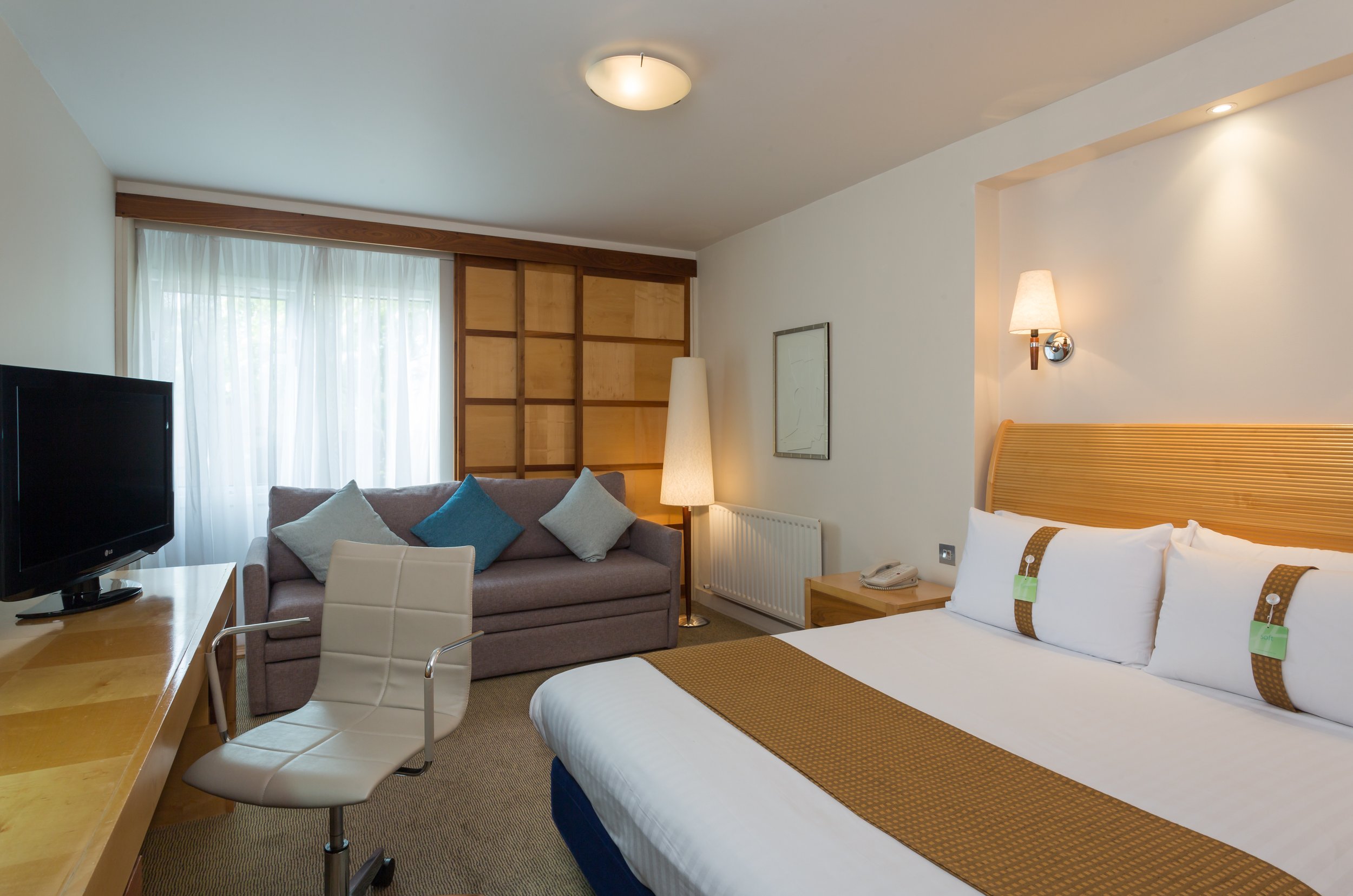 guest-bedroom-executive-holiday-inn-cambridge.jpg