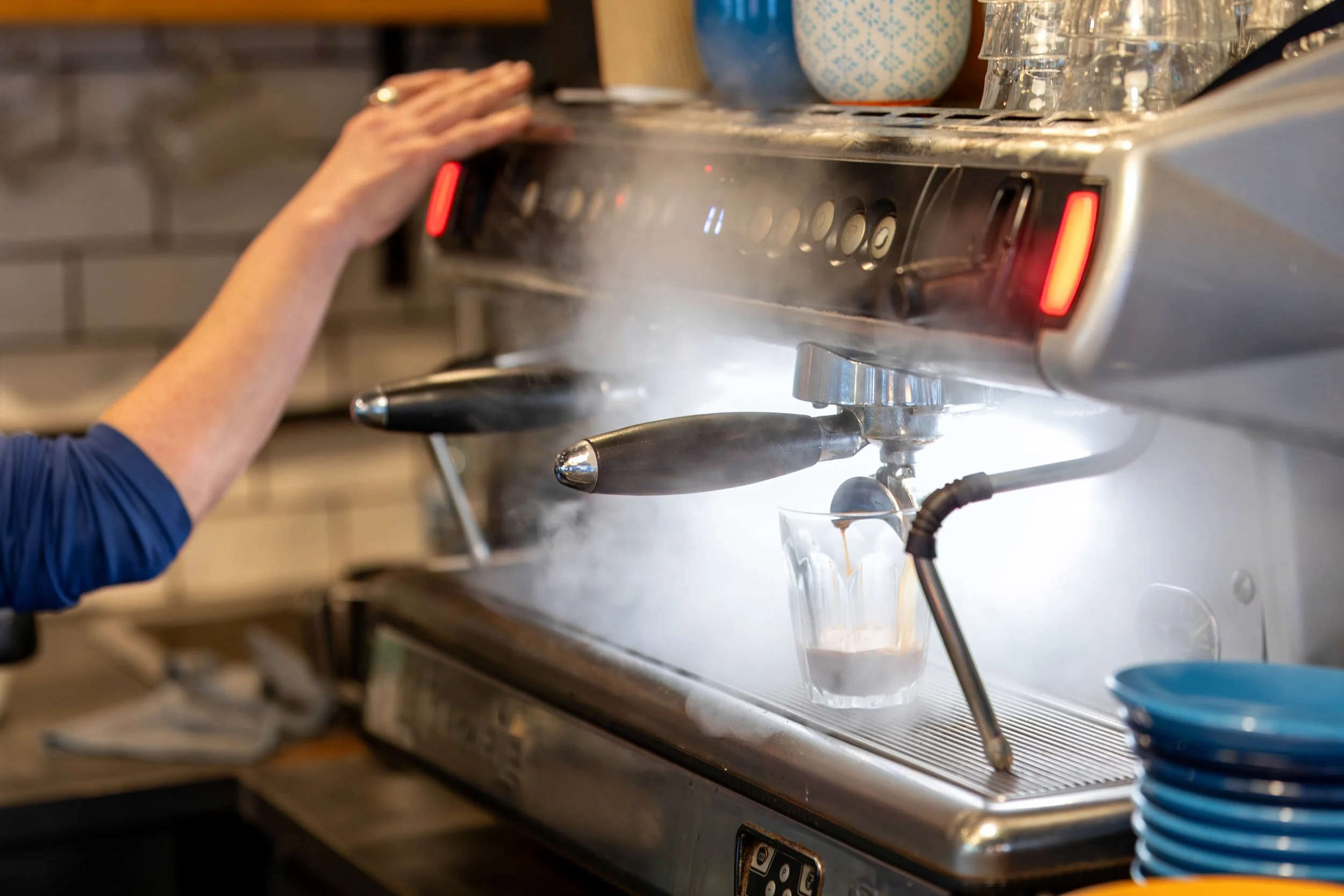lions-den-cafe-haslemere-coffee-machine-steam.jpg