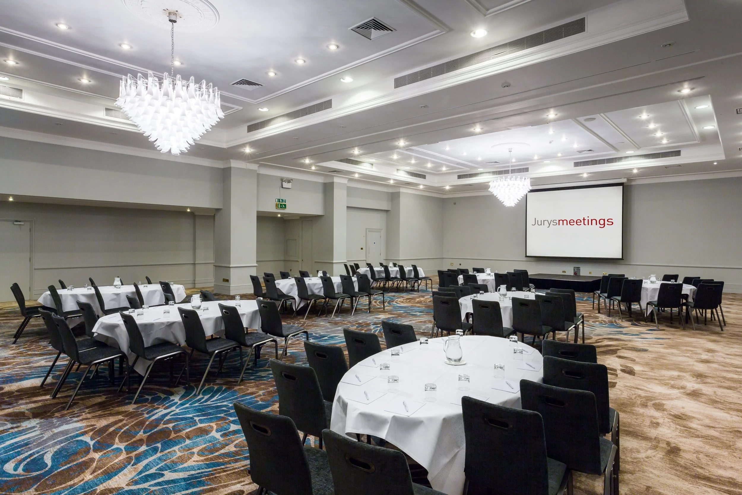 renaissance-suite-cabaret-screen-down-jurys-inn-brighton-sussex.jpg