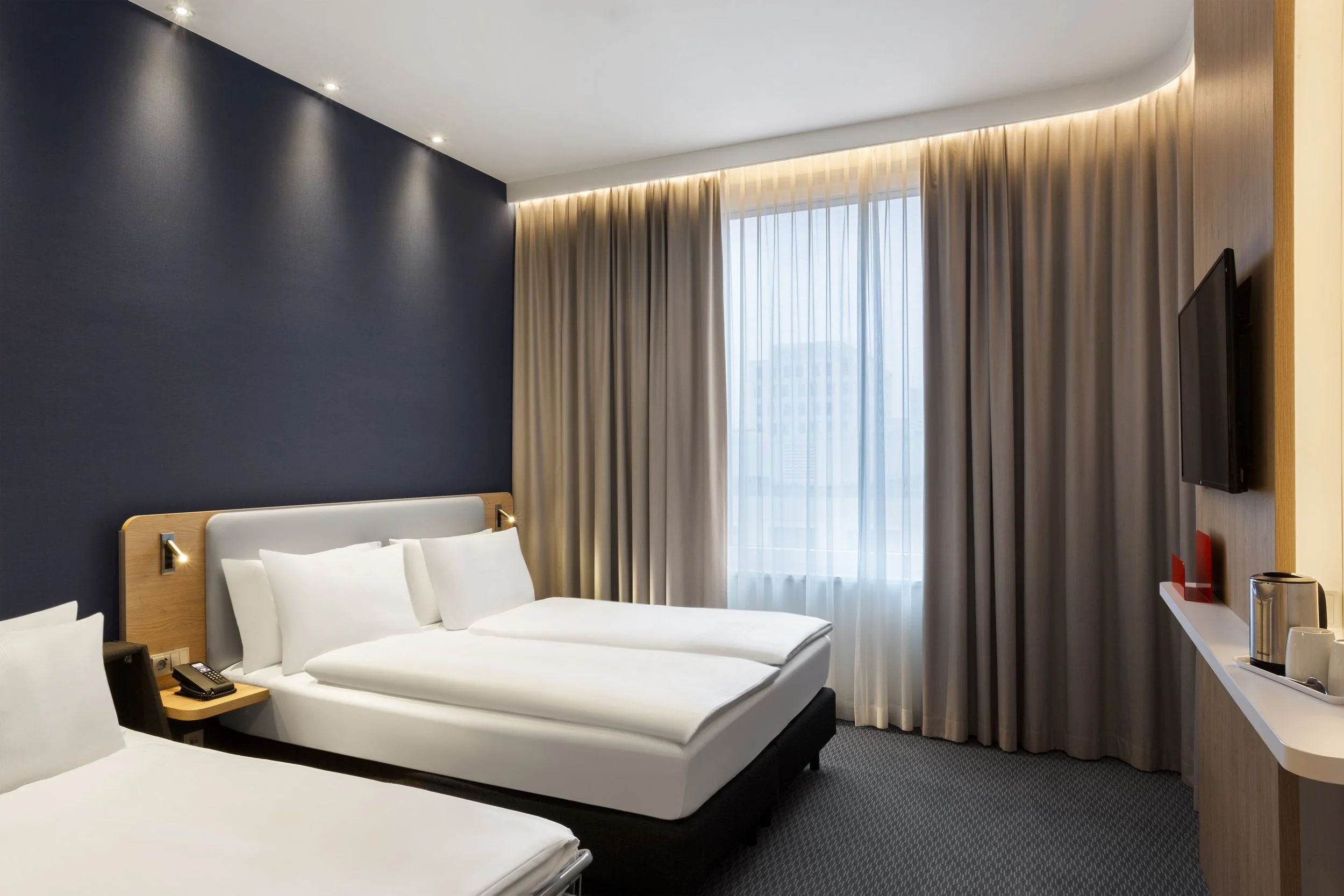 Guest triple bedroom – Holiday Inn Express Munich – Hotel Photography by Sequoia Studios