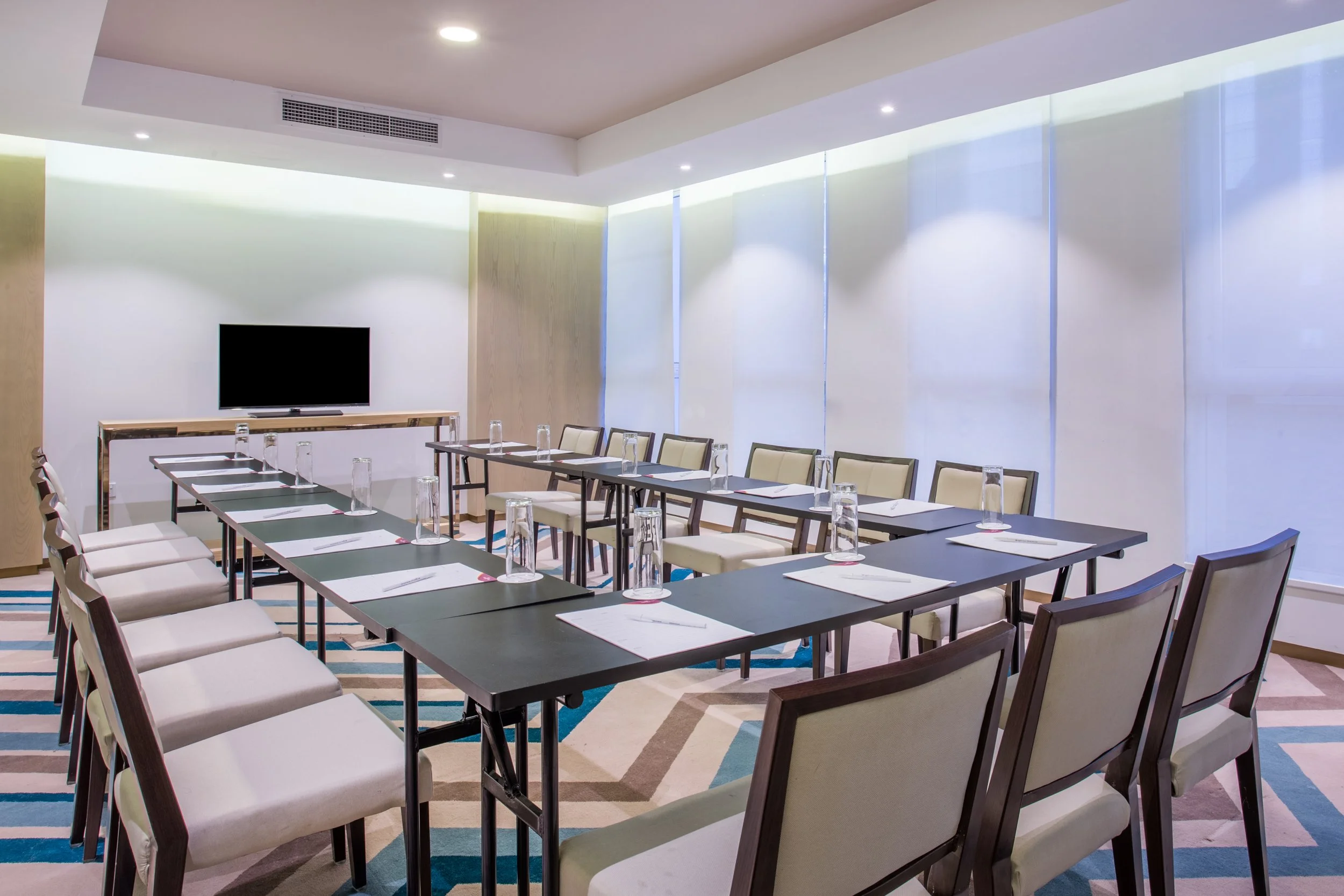 sondu-classroom_crowne-plaza-nairobi-kenya-africa_hotel-photographer-england.jpg