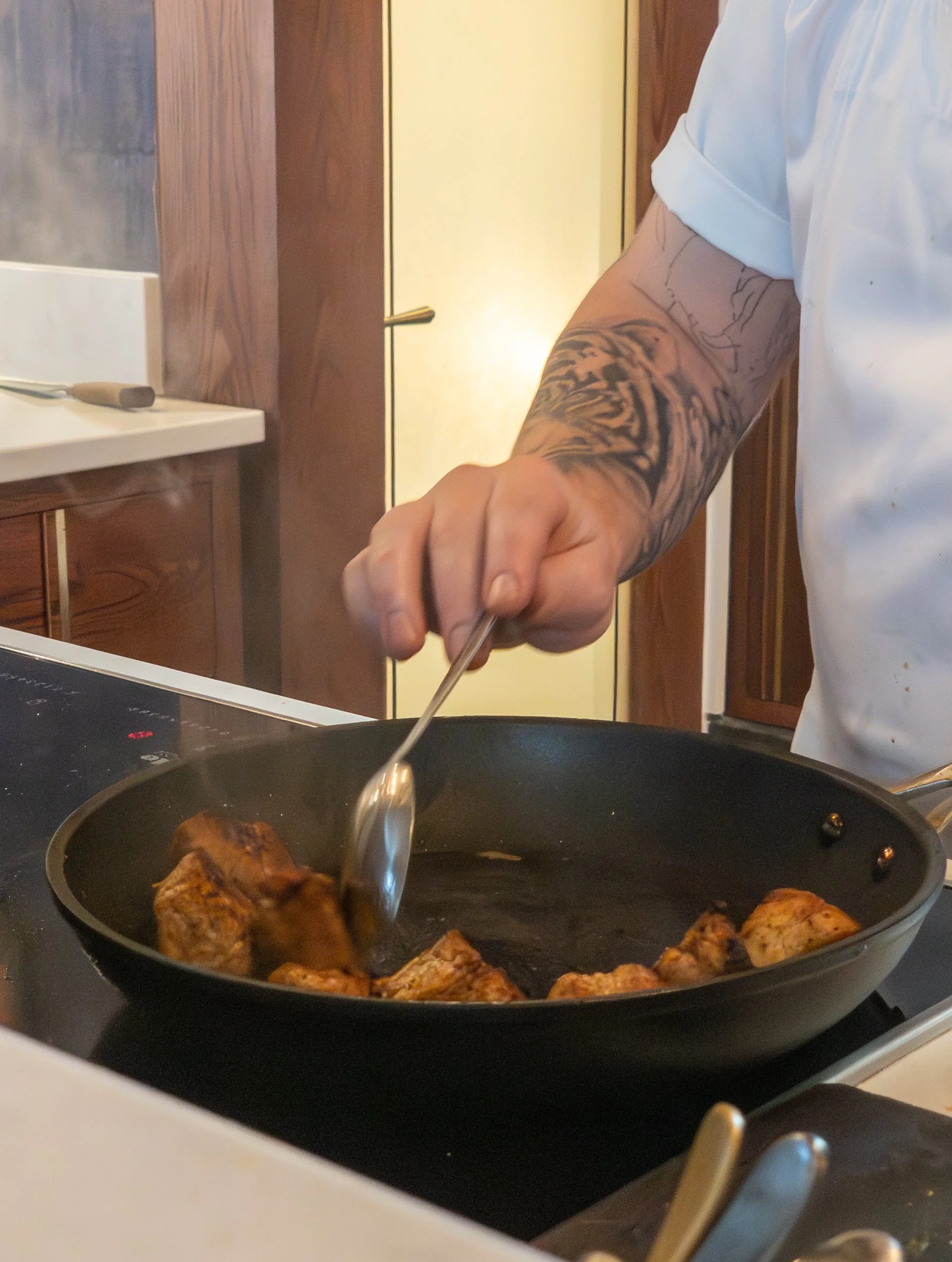 chef-cooks-sweetbreads-dev-kitchen-paul-ainsworth-n06-padstow.jpg
