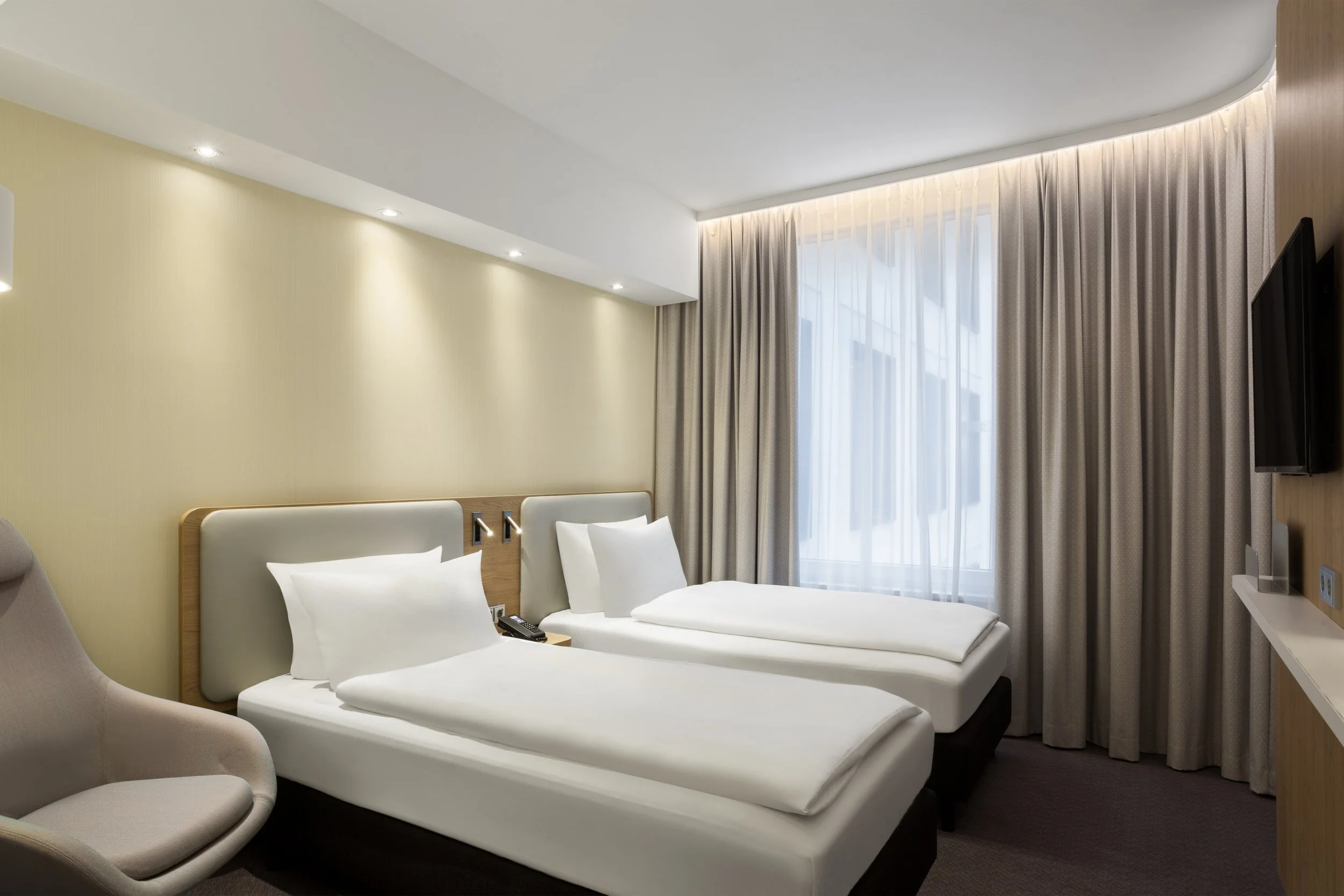 twin-guest-bedroom-holiday-inn-express-munich-germany.jpg