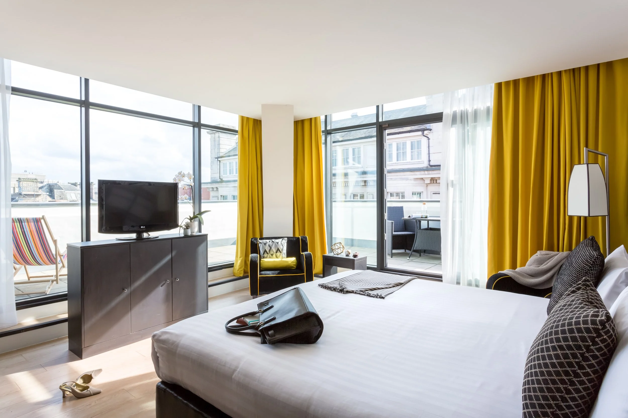 superior-corner-room-superior-balcony-hotel-indigo-newcastle.jpg