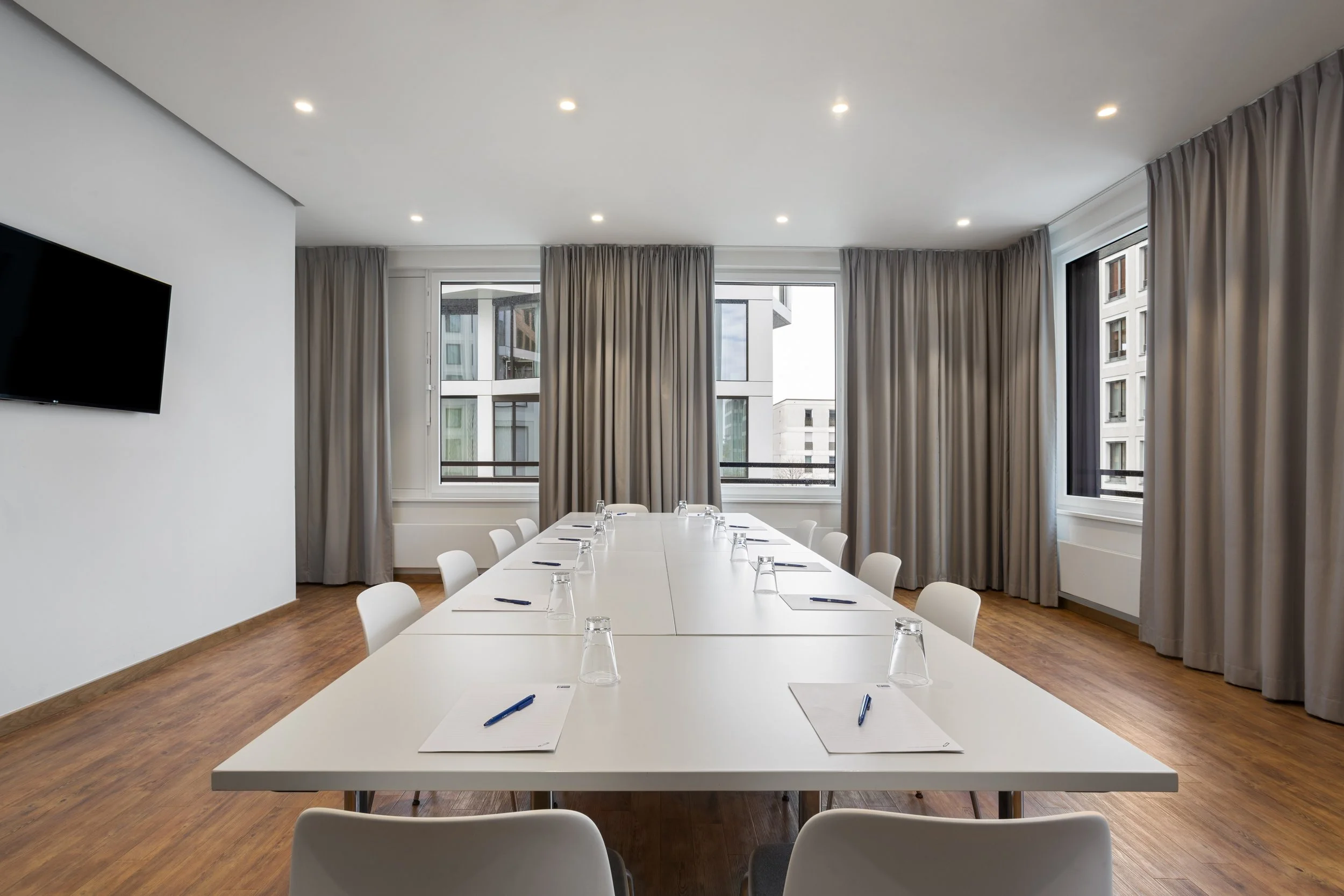 business-meeting-boardroom-holiday-inn-express-munich-germany.jpg