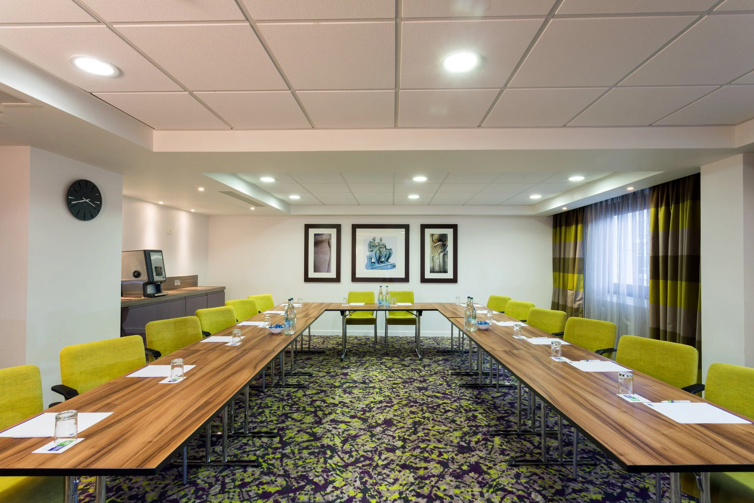 winston-meeting-room-hampton-by-hilton-veronzh-russia.jpg