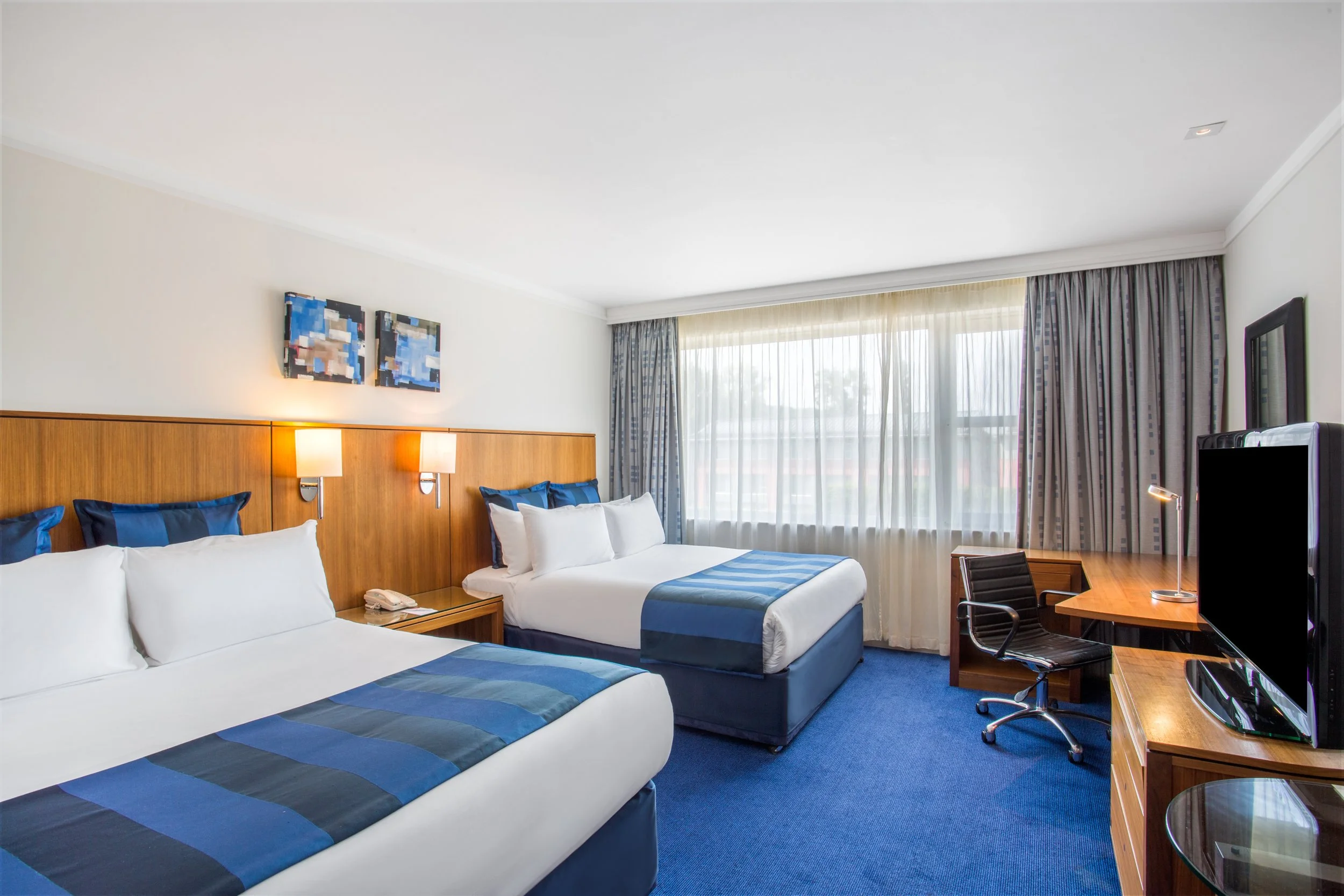 guest-room-twin-crowne-plaza-marlow.jpg