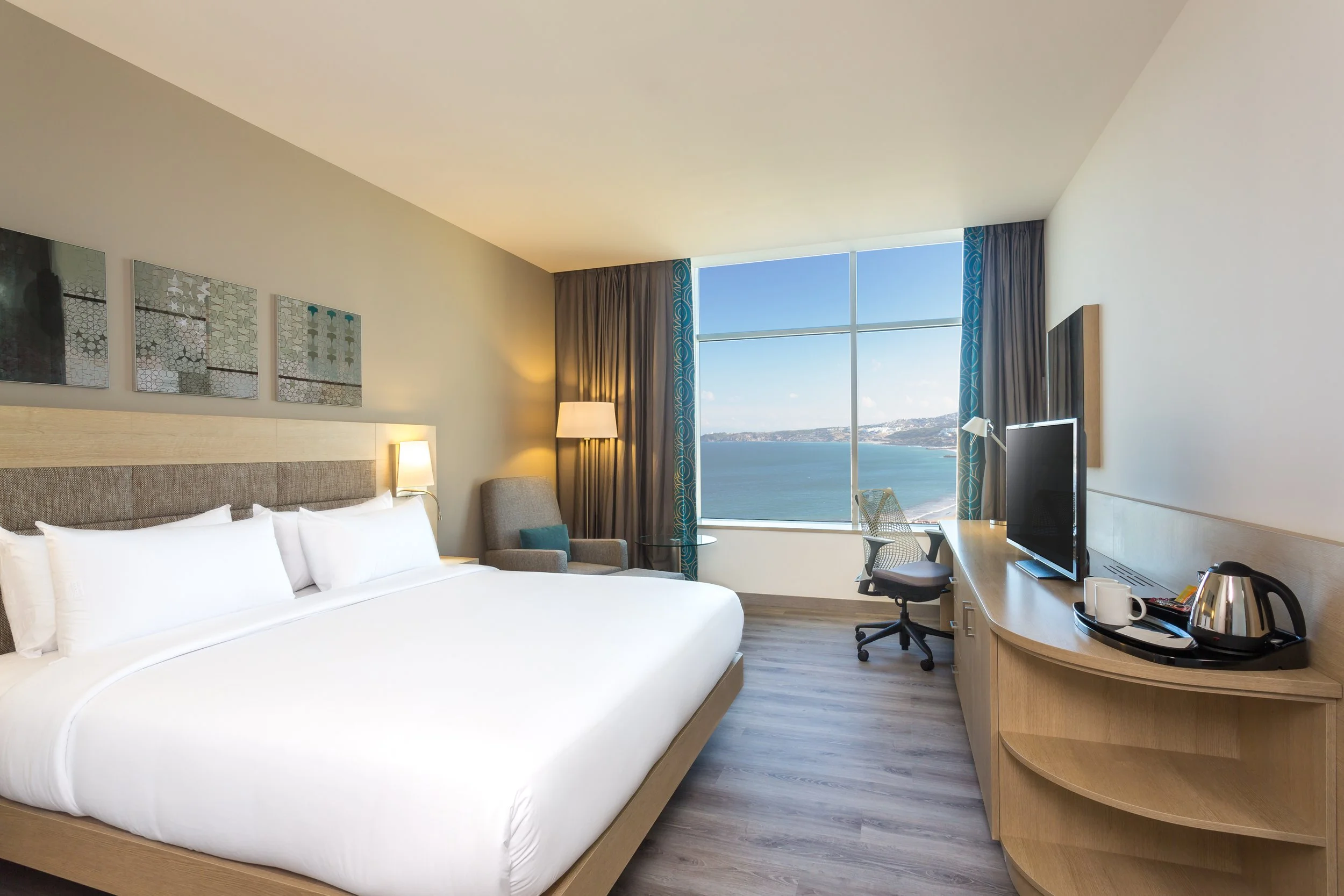 guest-room-king-bed_sea-view-hilton-garden-inn-tangier-morocco.jpg