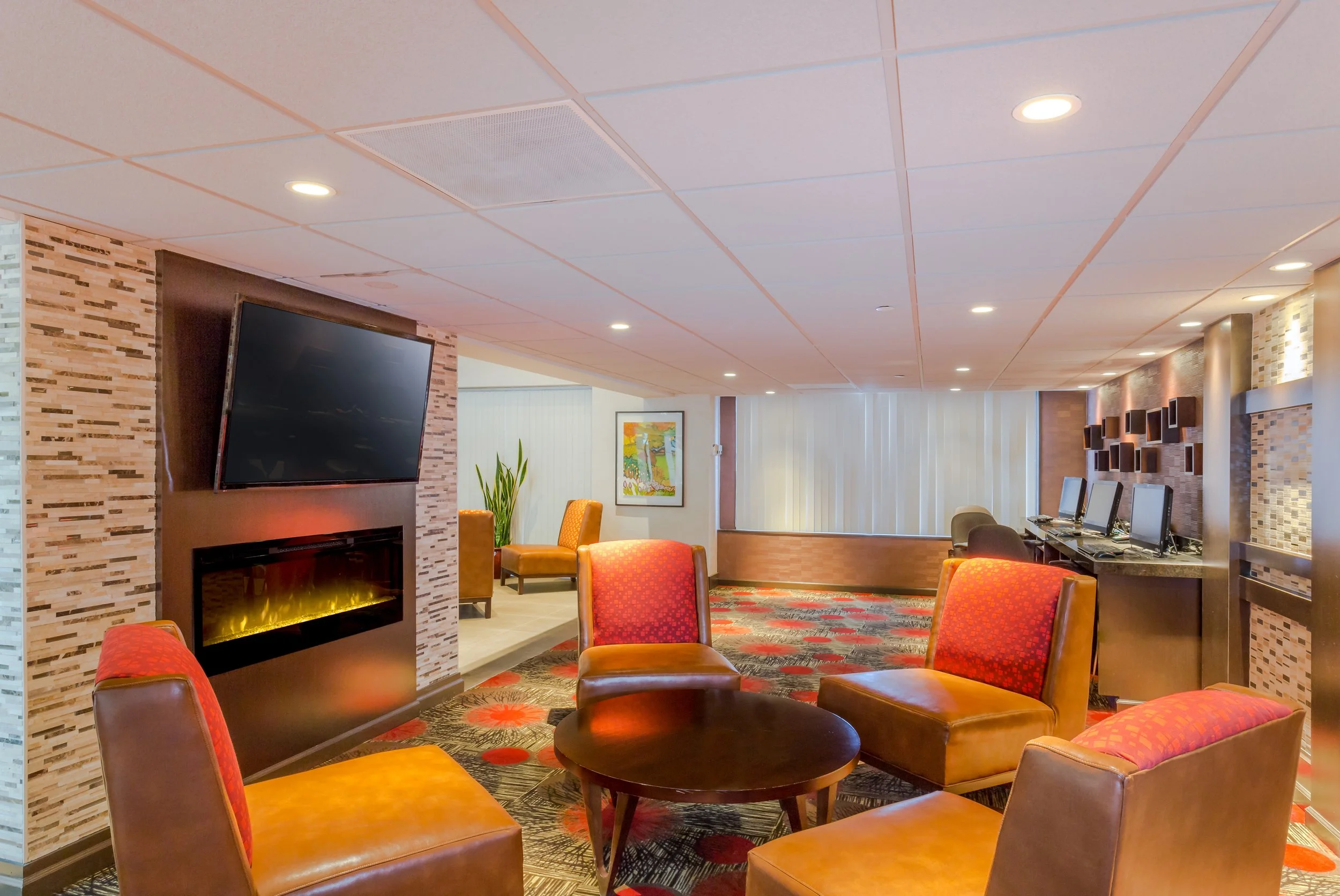 Lounge seating area with business centre at Embassy Suites hotel in Piscataway, USA